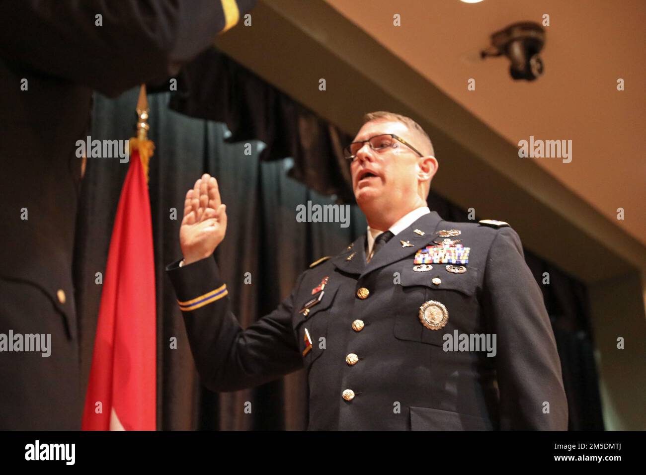 LT. Colonel Paul G. Harrell wurde zum Colonel befördert und erhielt heute seine Army Master Aviator Wings bei einer Zeremonie im Russell Auditorium am Papago Park Military in Phoenix, März 5 2022. Während seiner mehr als 32 Jahre Militärdienst diente Colonel Harrell in Führungs- und Personalpositionen in mehreren Einheiten und diente im Ausland in Bosnien, im Irak und bei 2 Touren in Afghanistan. Stockfoto