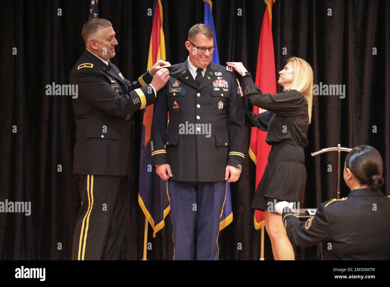 LT. Colonel Paul G. Harrell wurde zum Colonel befördert und erhielt heute seine Army Master Aviator Wings bei einer Zeremonie im Russell Auditorium am Papago Park Military in Phoenix, März 5 2022. Während seiner mehr als 32 Jahre Militärdienst diente Colonel Harrell in Führungs- und Personalpositionen in mehreren Einheiten und diente im Ausland in Bosnien, im Irak und bei 2 Touren in Afghanistan. Stockfoto