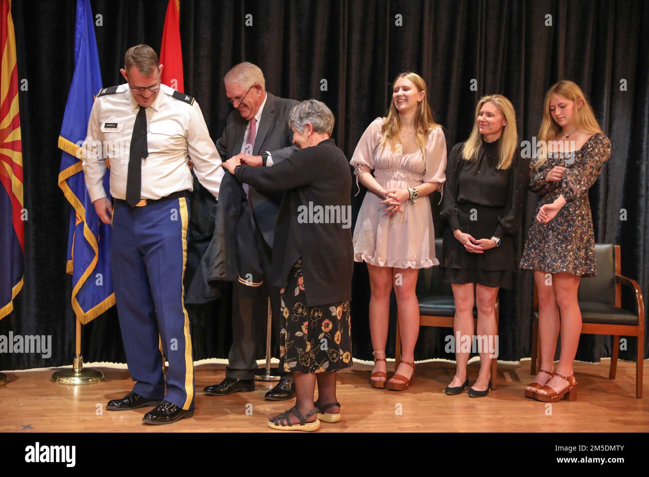 LT. Colonel Paul G. Harrell wurde zum Colonel befördert und erhielt heute seine Army Master Aviator Wings bei einer Zeremonie im Russell Auditorium am Papago Park Military in Phoenix, März 5 2022. Während seiner mehr als 32 Jahre Militärdienst diente Colonel Harrell in Führungs- und Personalpositionen in mehreren Einheiten und diente im Ausland in Bosnien, im Irak und bei 2 Touren in Afghanistan. Stockfoto