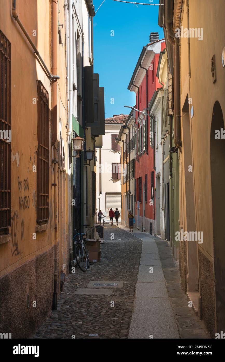 Enge Straße Italien, im Sommer Blick auf eine enge Kopfsteinpflasterstraße in der historischen Altstadt von Mantua, Italien. Stockfoto