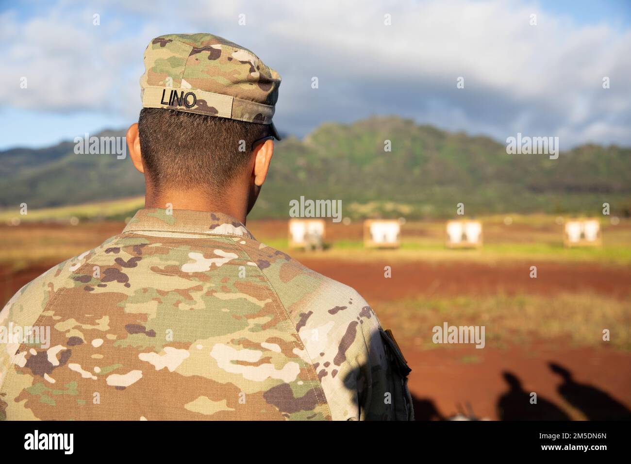 Hawaii Army National Guard (HIARNG) Soldier Sgt. Fred M. Lino Jr., ein Handwerker für Kleinwaffen und Artillerie, zugewiesen zu Echo Truppe, Forward Support Company (FSC), 227. Brigade Engineer Battalion (BEB), bereitet sich auf die dritte Gruppe für die Individuelle Waffenqualifikation (IWQ) vor, Schofield Barracks, Hawaii, 5. März 2022. Die IWQ ist eine der vielen Veranstaltungen im BWC (Best Warrior Competition), bei denen die Fähigkeiten der Soldaten auf die Probe gestellt werden. Stockfoto