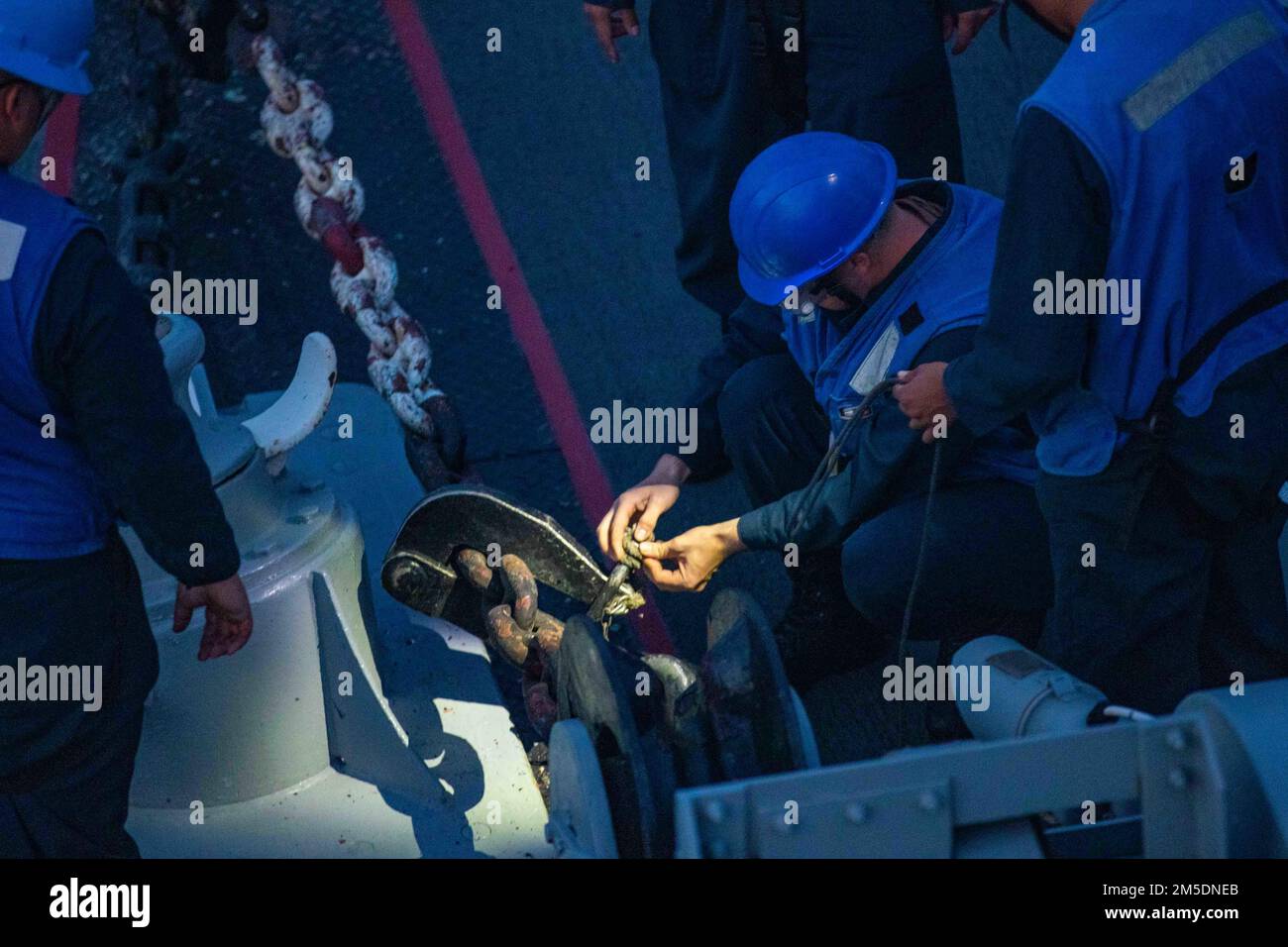 220305-A-LN610-1216 SEELEUTE IM GOLF VON OMAN (5. März 2022) führen präzise Ankeroperationen an Bord des Mine Gegenmaßnahmen Schiffs USS Devastator (MCM 6) im Golf von Oman durch, März 5. Devastator wird im US-Flottengebiet 5. eingesetzt, um Marineeinsätze zu unterstützen, um die maritime Sicherheit und Stabilität in der Zentralregion zu gewährleisten und das Mittelmeer und den Pazifik durch den westlichen Indischen Ozean und drei strategische Engpässe zu verbinden. Stockfoto
