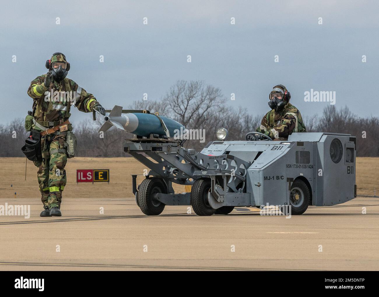 Der 138.-Kampfflügel führt am 5. März 2022 auf der Tulsa Air National Guard Base, Okla. Eine ATSO-Trainingsübung ist eine von der Luftwaffe beauftragte Übung, die sich darauf konzentriert, die Fähigkeit von Flugleuten zu verbessern, ihre Aufgaben unter weniger als idealen Bedingungen auszuführen und die Reaktion des Geräts auf chemische, biologische, radiologische und nukleare Bedrohungen zu verbessern. (Foto der Oklahoma Air National Guard von Meister Sgt. C.T. Michael) Stockfoto