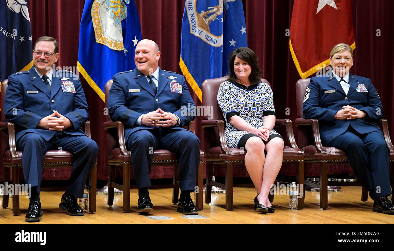 Generalmajor Barry A. Blanchard, Kommandant der Mississippi Air National Guard, übernimmt das Kommando der Mississippi Air National Guard bei einer Zeremonie zum Kommandowechsel im Hauptquartier der National Guard in Mississippi, Jackson, Mississippi, 5. März 2022. Generalmajor Blanchard war seit 2018 Stabschef der Mississippi Air National Guard. Stockfoto