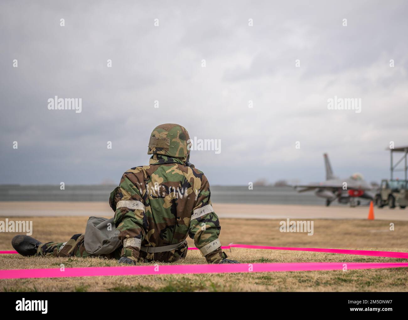 Der 138.-Kampfflügel führt am 5. März 2022 auf der Tulsa Air National Guard Base, Okla. Eine ATSO-Trainingsübung ist eine von der Luftwaffe beauftragte Übung, die sich darauf konzentriert, die Fähigkeit von Flugleuten zu verbessern, ihre Aufgaben unter weniger als idealen Bedingungen auszuführen und die Reaktion des Geräts auf chemische, biologische, radiologische und nukleare Bedrohungen zu verbessern. (Foto der Oklahoma Air National Guard von Meister Sgt. C.T. Michael) Stockfoto