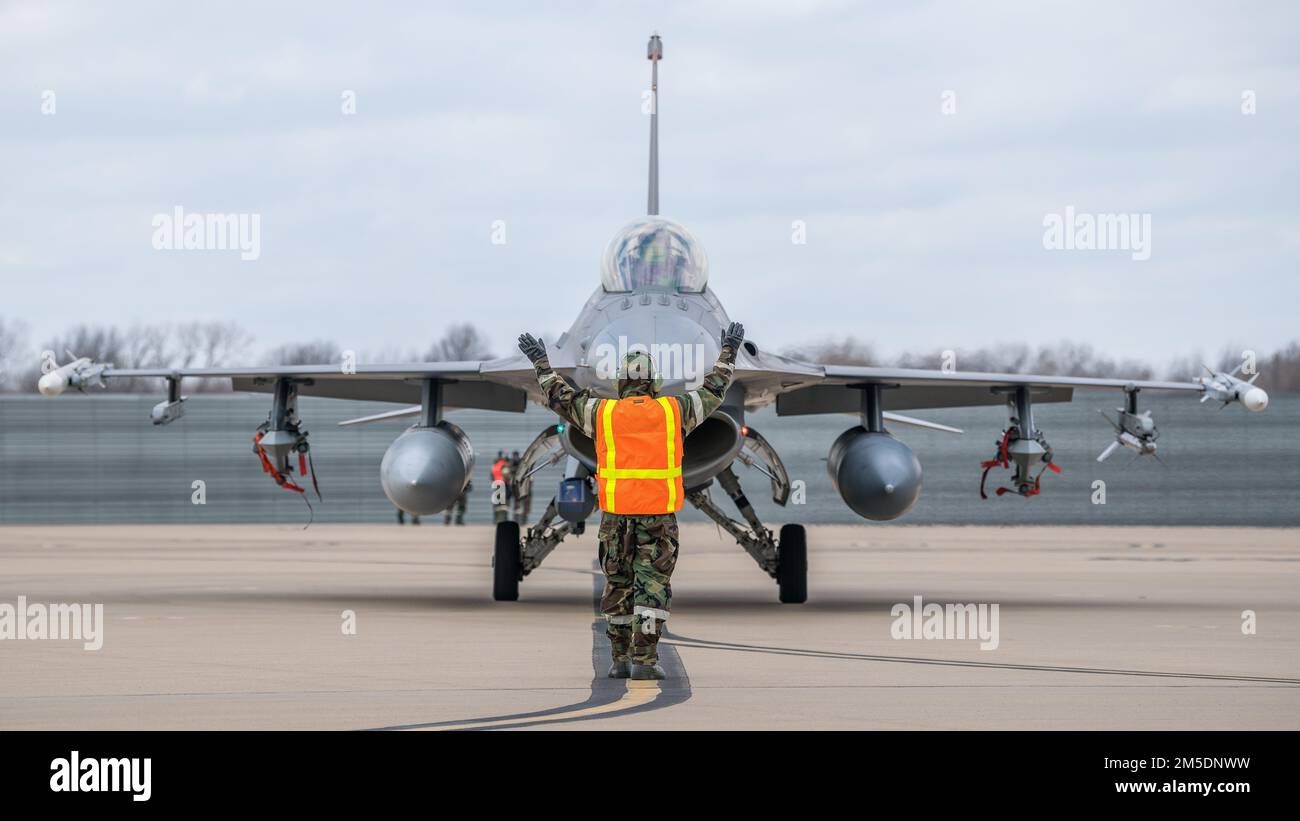 Der 138.-Kampfflügel führt am 5. März 2022 auf der Tulsa Air National Guard Base, Okla. Eine ATSO-Trainingsübung ist eine von der Luftwaffe beauftragte Übung, die sich darauf konzentriert, die Fähigkeit von Flugleuten zu verbessern, ihre Aufgaben unter weniger als idealen Bedingungen auszuführen und die Reaktion des Geräts auf chemische, biologische, radiologische und nukleare Bedrohungen zu verbessern. (Foto der Oklahoma Air National Guard von Meister Sgt. C.T. Michael) Stockfoto