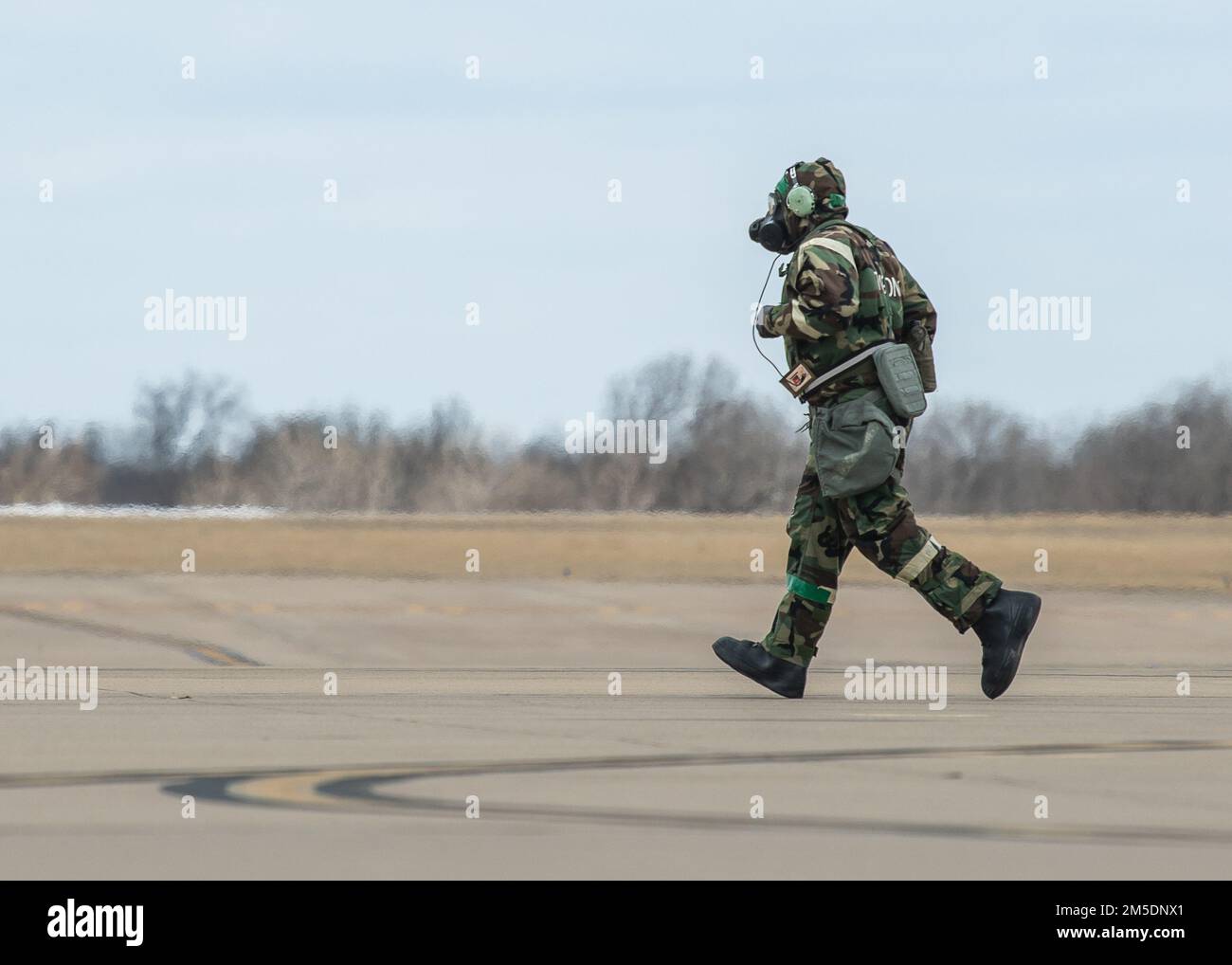 Der 138.-Kampfflügel führt am 5. März 2022 auf der Tulsa Air National Guard Base, Okla. Eine ATSO-Trainingsübung ist eine von der Luftwaffe beauftragte Übung, die sich darauf konzentriert, die Fähigkeit von Flugleuten zu verbessern, ihre Aufgaben unter weniger als idealen Bedingungen auszuführen und die Reaktion des Geräts auf chemische, biologische, radiologische und nukleare Bedrohungen zu verbessern. (Foto der Oklahoma Air National Guard von Meister Sgt. C.T. Michael) Stockfoto