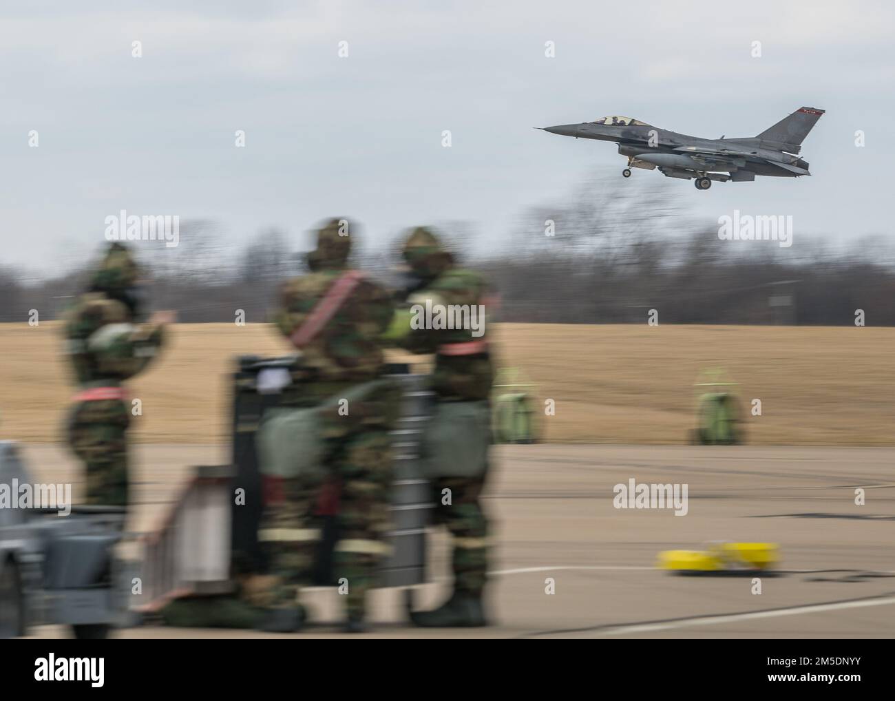 Der 138.-Kampfflügel führt am 5. März 2022 auf der Tulsa Air National Guard Base, Okla. Eine ATSO-Trainingsübung ist eine von der Luftwaffe beauftragte Übung, die sich darauf konzentriert, die Fähigkeit von Flugleuten zu verbessern, ihre Aufgaben unter weniger als idealen Bedingungen auszuführen und die Reaktion des Geräts auf chemische, biologische, radiologische und nukleare Bedrohungen zu verbessern. (Foto der Oklahoma Air National Guard von Meister Sgt. C.T. Michael) Stockfoto