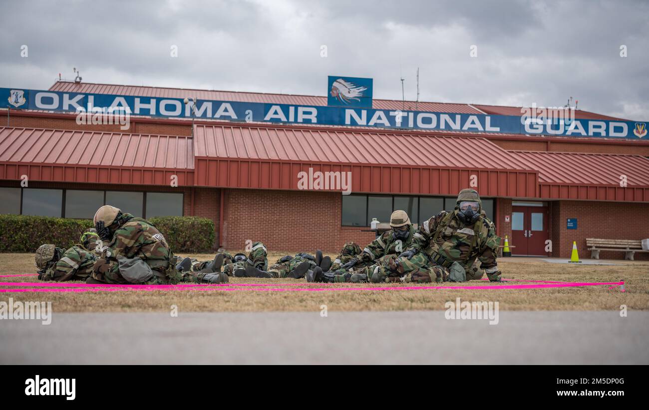 Der 138.-Kampfflügel führt am 5. März 2022 auf der Tulsa Air National Guard Base, Okla. Eine ATSO-Trainingsübung ist eine von der Luftwaffe beauftragte Übung, die sich darauf konzentriert, die Fähigkeit von Flugleuten zu verbessern, ihre Aufgaben unter weniger als idealen Bedingungen auszuführen und die Reaktion des Geräts auf chemische, biologische, radiologische und nukleare Bedrohungen zu verbessern. (Foto der Oklahoma Air National Guard von Meister Sgt. C.T. Michael) Stockfoto