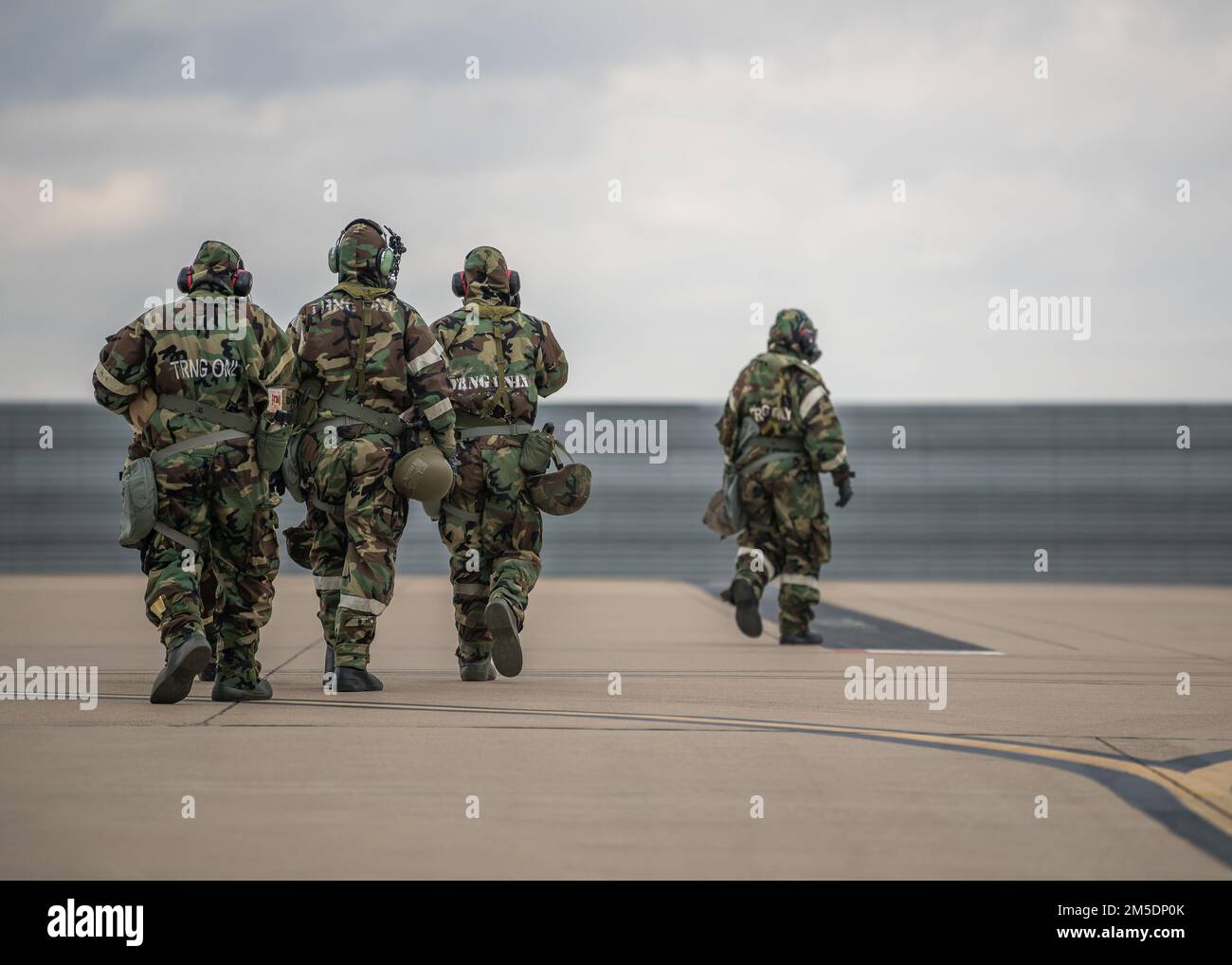Der 138.-Kampfflügel führt am 5. März 2022 auf der Tulsa Air National Guard Base, Okla. Eine ATSO-Trainingsübung ist eine von der Luftwaffe beauftragte Übung, die sich darauf konzentriert, die Fähigkeit von Flugleuten zu verbessern, ihre Aufgaben unter weniger als idealen Bedingungen auszuführen und die Reaktion des Geräts auf chemische, biologische, radiologische und nukleare Bedrohungen zu verbessern. (Foto der Oklahoma Air National Guard von Meister Sgt. C.T. Michael) Stockfoto