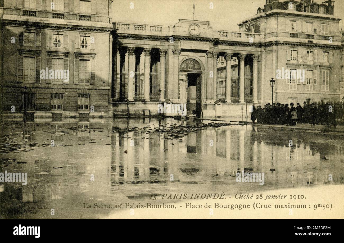 Hochwasser in Paris 1910 - Inondations de Paris en janvier 1910 - crue de la seine - Paris inondé - Cliché 28/01/1910 - La seine au Palais-Bourbon - Place de Bourgogne (Crue Maximum: 9 m50) Stockfoto