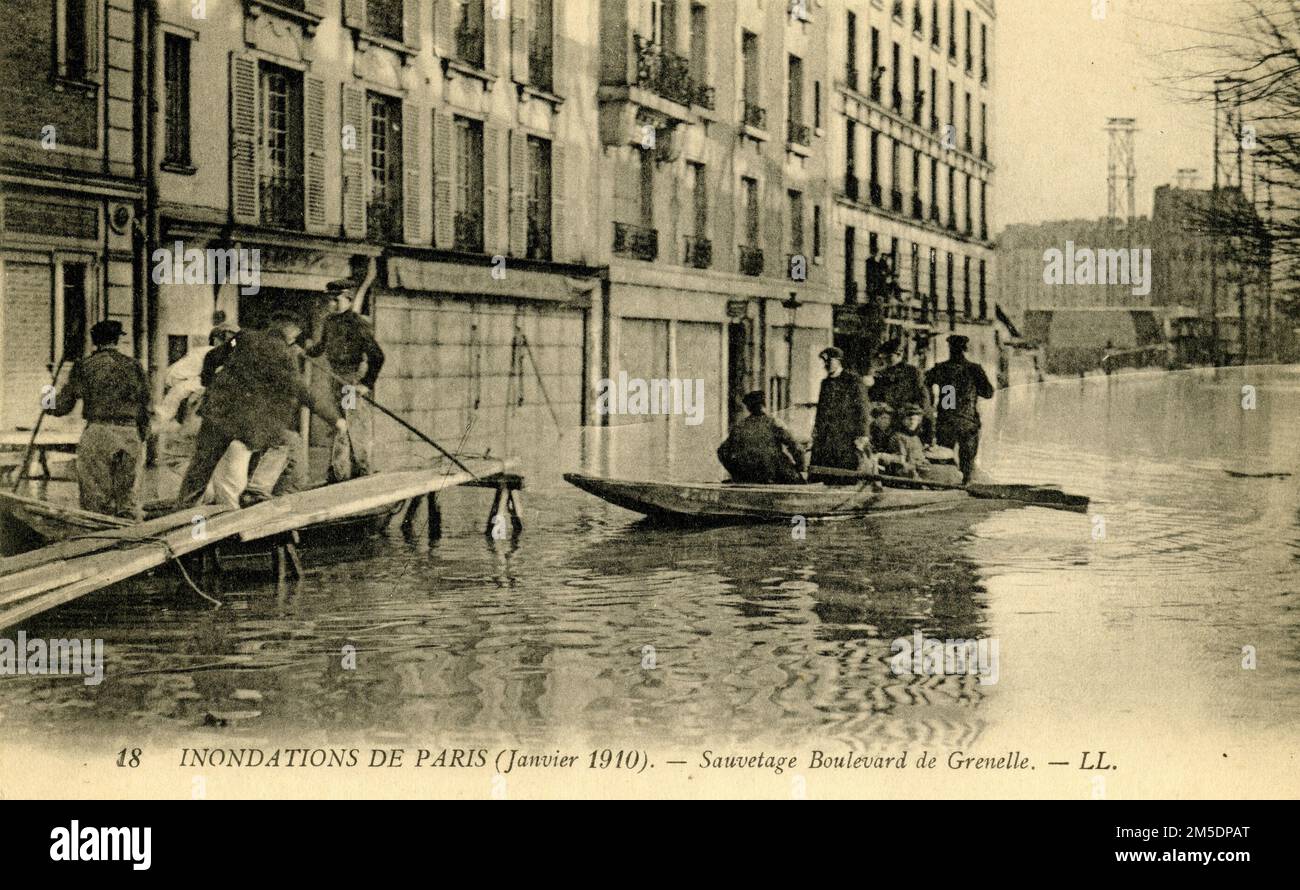 Hochwasser in Paris 1910 - Inondations de Paris en janvier 1910 - crue de la seine - Sauvetage Boulevard de Grenelle Stockfoto