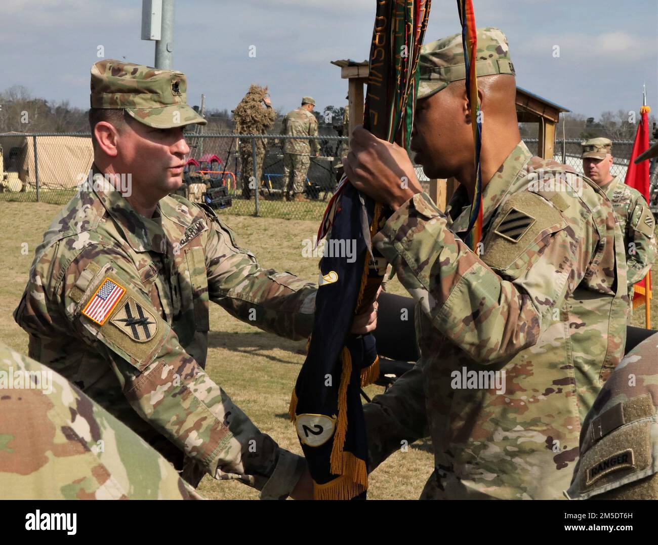 USA Oberstleutnant John Avera, ehemaliger Befehlshaber des 2. Bataillons, 121. Infanterie-Regiment, übergibt die Bataillonsfarben an Oberst Jason Baker, Befehlshaber des 48. Infanterie-Brigaden-Kampfteams, Georgia Army National Guard, 5. März 2022, in Forsyth, Georgia. Die Farbübergänge symbolisierten Averas Verzicht auf das Kommando. Stockfoto