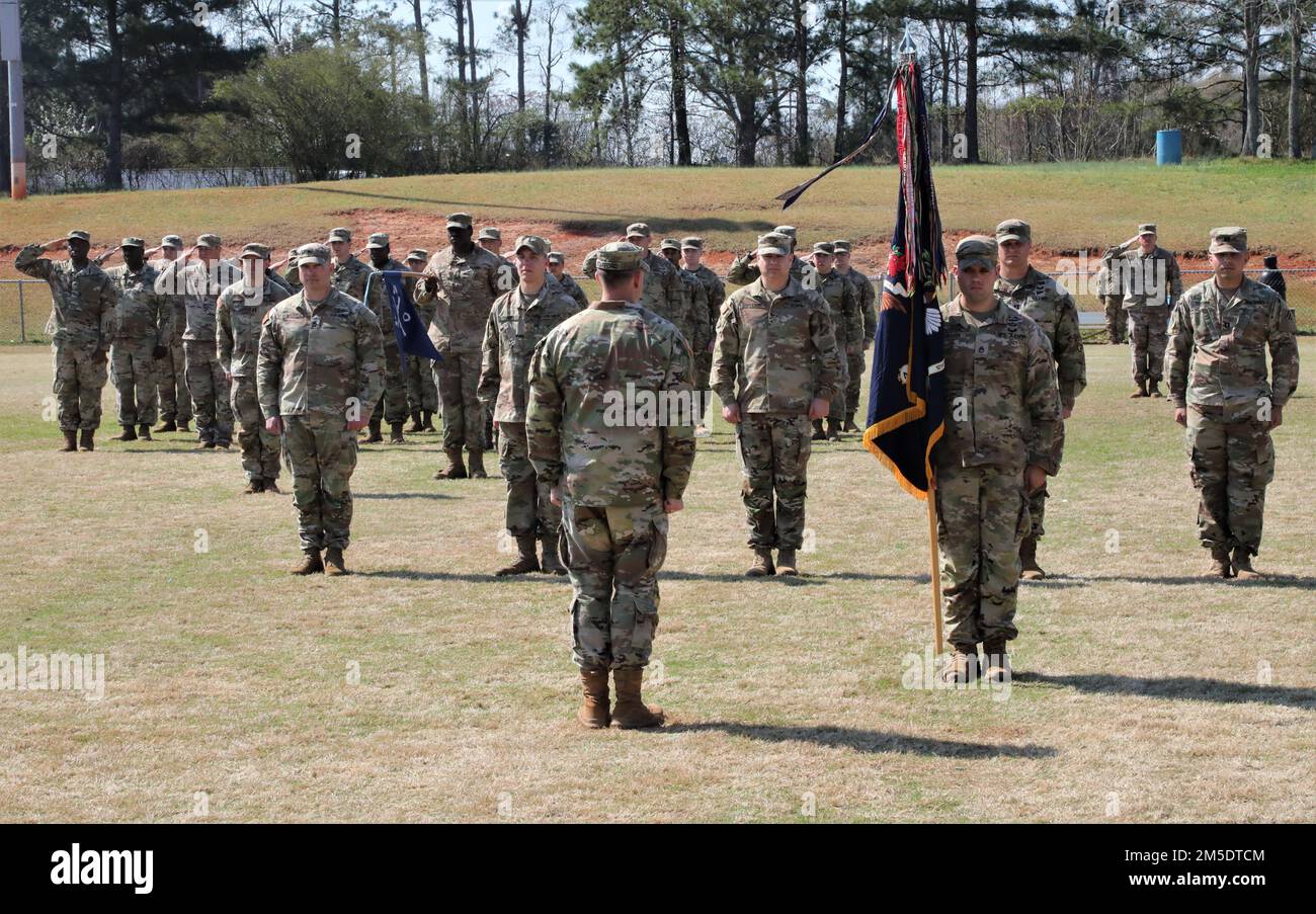 USA Armeesoldaten mit 2. Bataillon, 121. Infanterie-Regiment, 48. Infanterie-Brigade-Kampfteam, Georgia Army National Guard, Auszeichnung am 5. März 2022 in Forsyth, Georgia. Das Warrior-Bataillon führte eine Zeremonie zum Kommando- und Verantwortungswechsel durch, um sich von ihrem ausgehenden Kommando-Team zu verabschieden und das eintreffende Kommando-Team zu begrüßen. Stockfoto