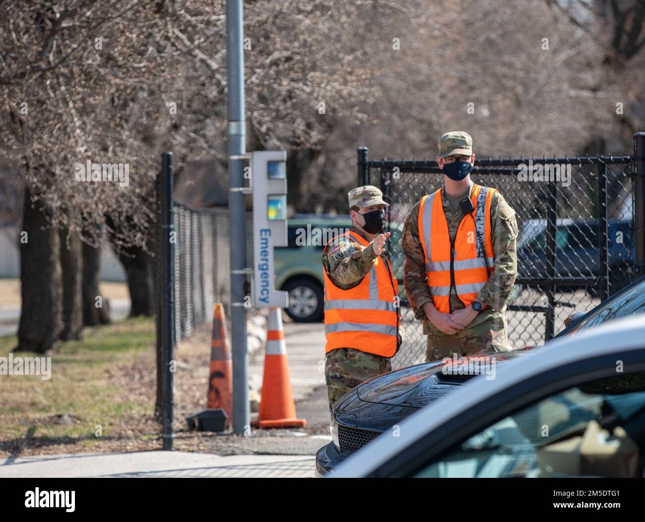 Soldaten der Nationalgarde von Vermont leisten Hilfe in den USA Von der Capitol Police (USCP) ausgewiesener Verkehrskontrollpunkt in Washington, D.C., 5. März 2022. Die Nationalgarde wurde aktiviert, um das District of Columbia Metropolitan Police Department und das USCP bei der Verkehrskontrolle zu unterstützen, in Erwartung der Demonstrationen des Ersten Zusatzes in der Stadt. Stockfoto