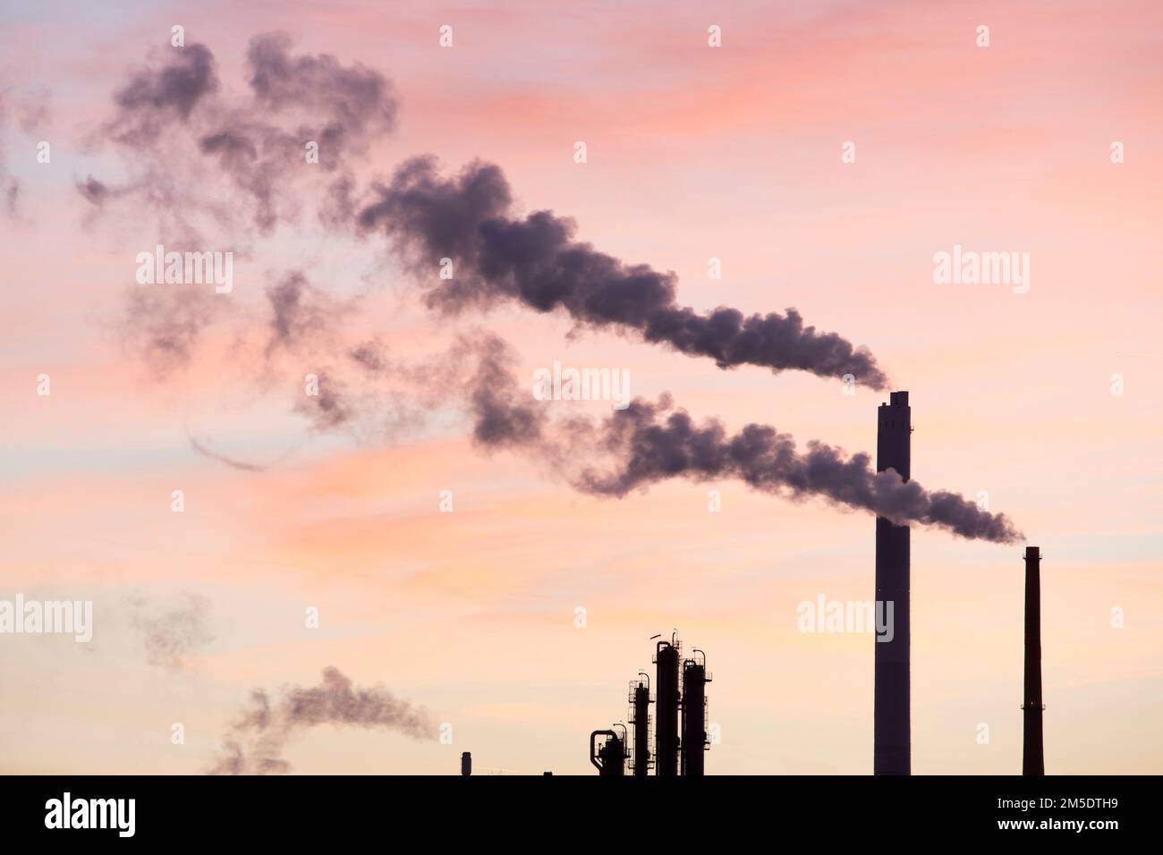 Verschmutzung von Rauchschichten eines Kraftwerks, die die globale Erwärmung verursachen Stockfoto