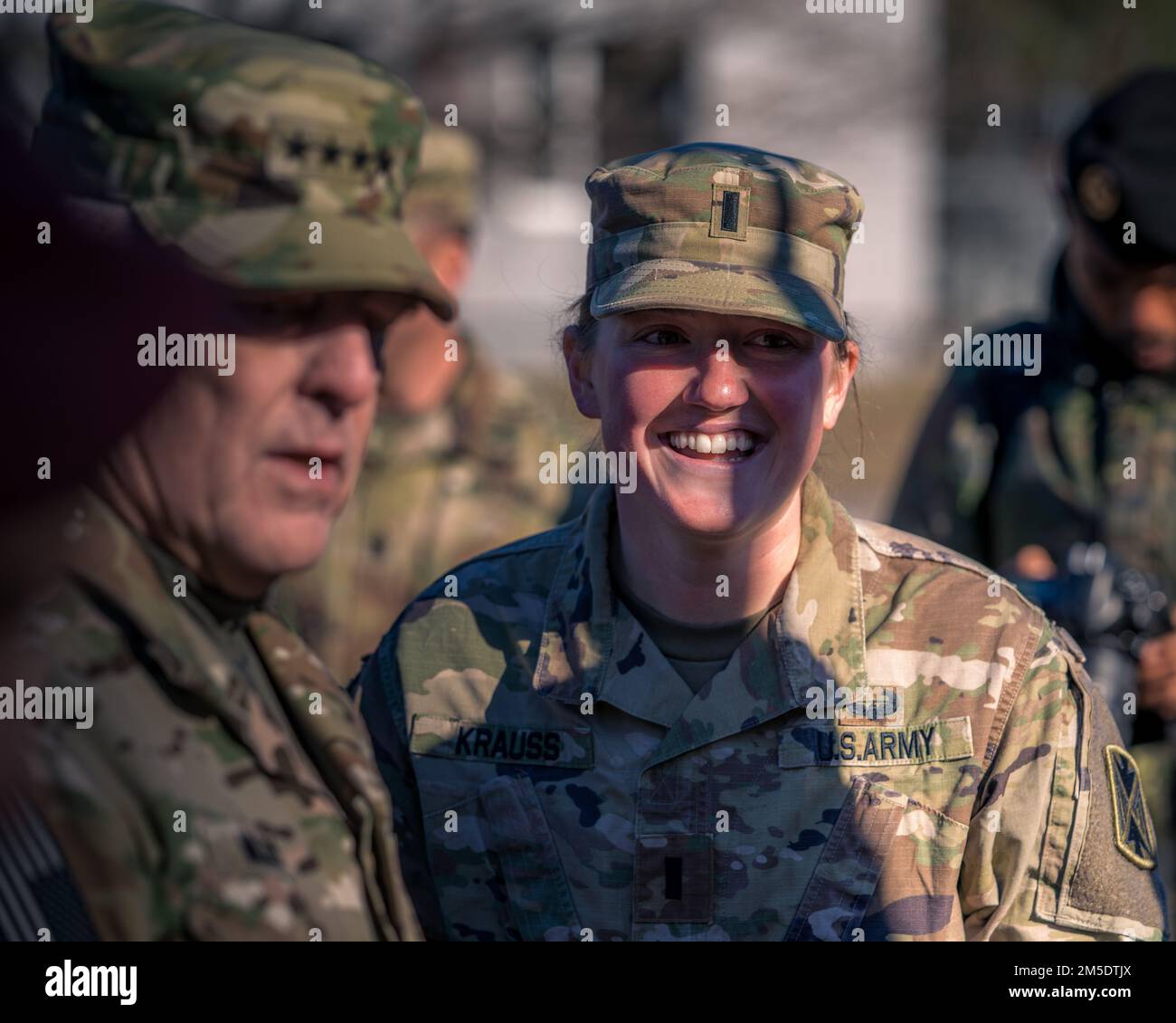 USA Army 1. LT. Kelsey Krauss, ein M-SHORAD-Platoon-Führer, dem 10. Army Air & Missile Defense Command zugewiesen, spricht mit General Mark A. Milley, dem Vorsitzenden des Stabschefs, während eines Besuchs in Adazi, Lettland, am 5. März 2022. General Milley besuchte am 5. März 2022 NATO-Truppen und Lettlands militärische Führung in Camp Adazi, Lettland. General Milley, der ranghöchste US-Militäroffizier, schloss sich dem US-Botschafter in Lettland an, John Carwile, USA General Christopher Cavoli und Lettischer Generalleutnant Leonidis Kalnins, um mit den NATO-Truppen zu sprechen Stockfoto