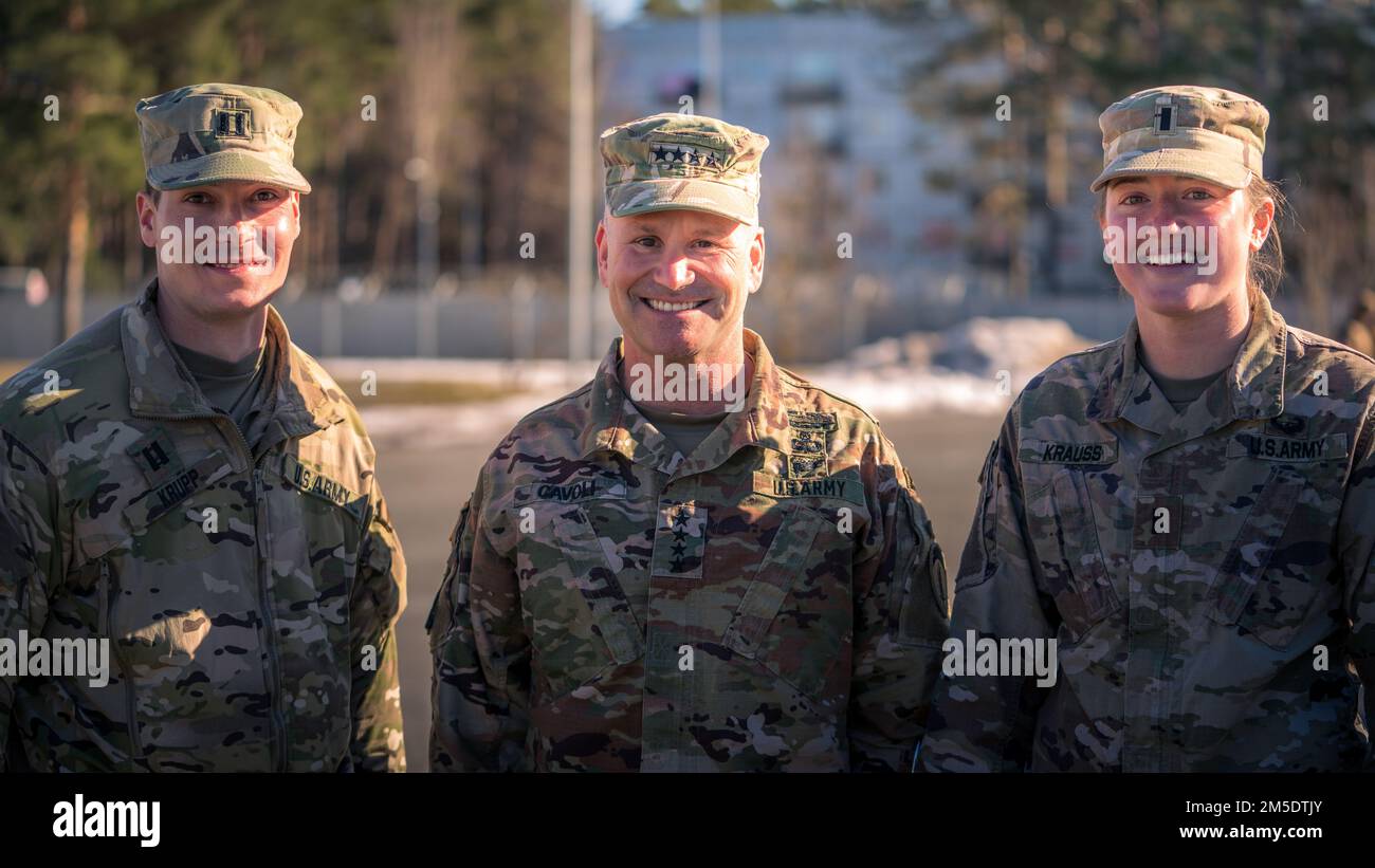 USA General Christopher Cavoli, Befehlshaber der USA Army Europe and Africa, posiert für ein Foto mit Captain Kevin Krupp und 1. LT. Kelsey Krauss, beide dem 5. Bataillon, 4. Luftwaffenartillerie-Regiment, zugeteilt, während eines Besuchs in Adazi, Lettland, am 5. März 2022. Stockfoto