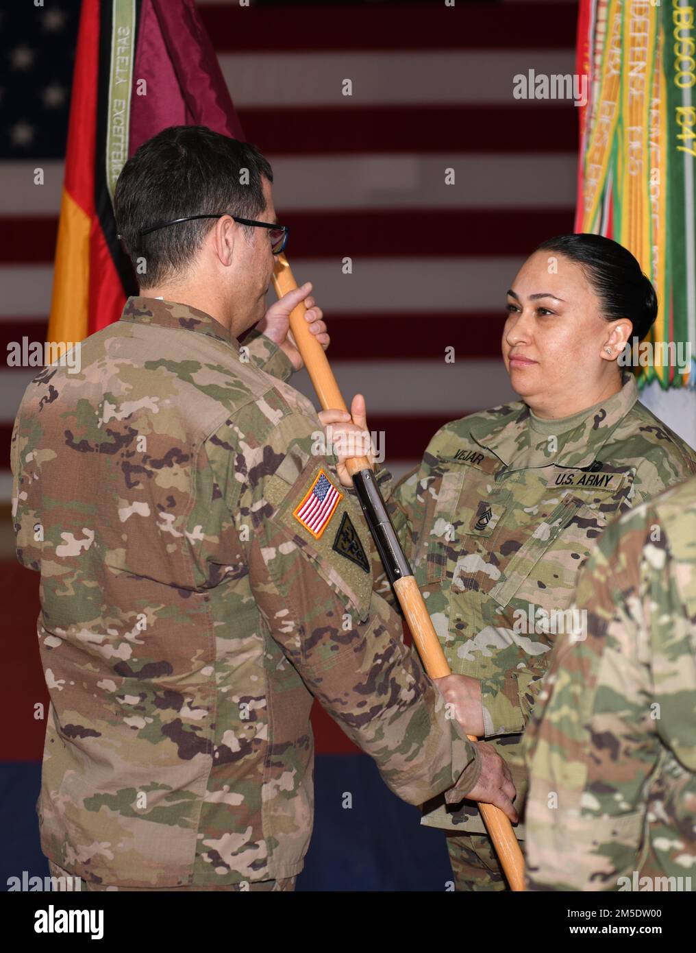 USA Army Reserve Oberst Trent E. Loiseau, ankommender Befehlshaber der Medizinischen Unterstützungseinheit Europa, 7. Mission Support Command, übergibt die Farben der Einheit an den MSU-E Senior Encelled Leader, Master Sgt. Brenda L. Vejar, während einer Zeremonie zum Kommandowechsel an Kleber Kaserne in Kaiserslautern, Deutschland, 5. März 2022. Stockfoto