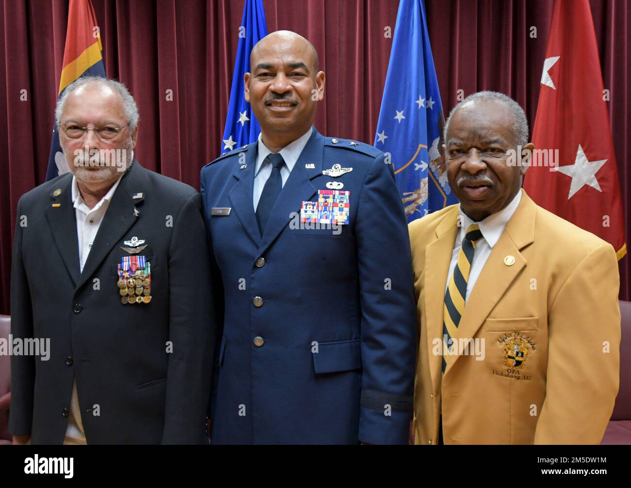 Brigg. General Edward H. Evans, Jr., Stabschef der Mississippi Air National Guard, teilt einen Moment mit Major (Ret.) Clarence „Clyde“ Romero (links), der erste afroamerikanische Pilot der Mississippi Air National Guard für den 186. Air Tanken Flügel, Meridian, Mississippi, und Kapitän (Ret.) Brady Tonth, Jr. (rechts), der erste afroamerikanische Pilot der Mississippi Air National Guard für den 172. Airlift Wing, Jackson, Mississippi, nach seiner Beförderungszeremonie im Mississippi National Guard Joint Force Headquarters, Jackson, Mississippi, 5. März 2022. Evans ist die erste afroamerikanische Mississippi Air Stockfoto