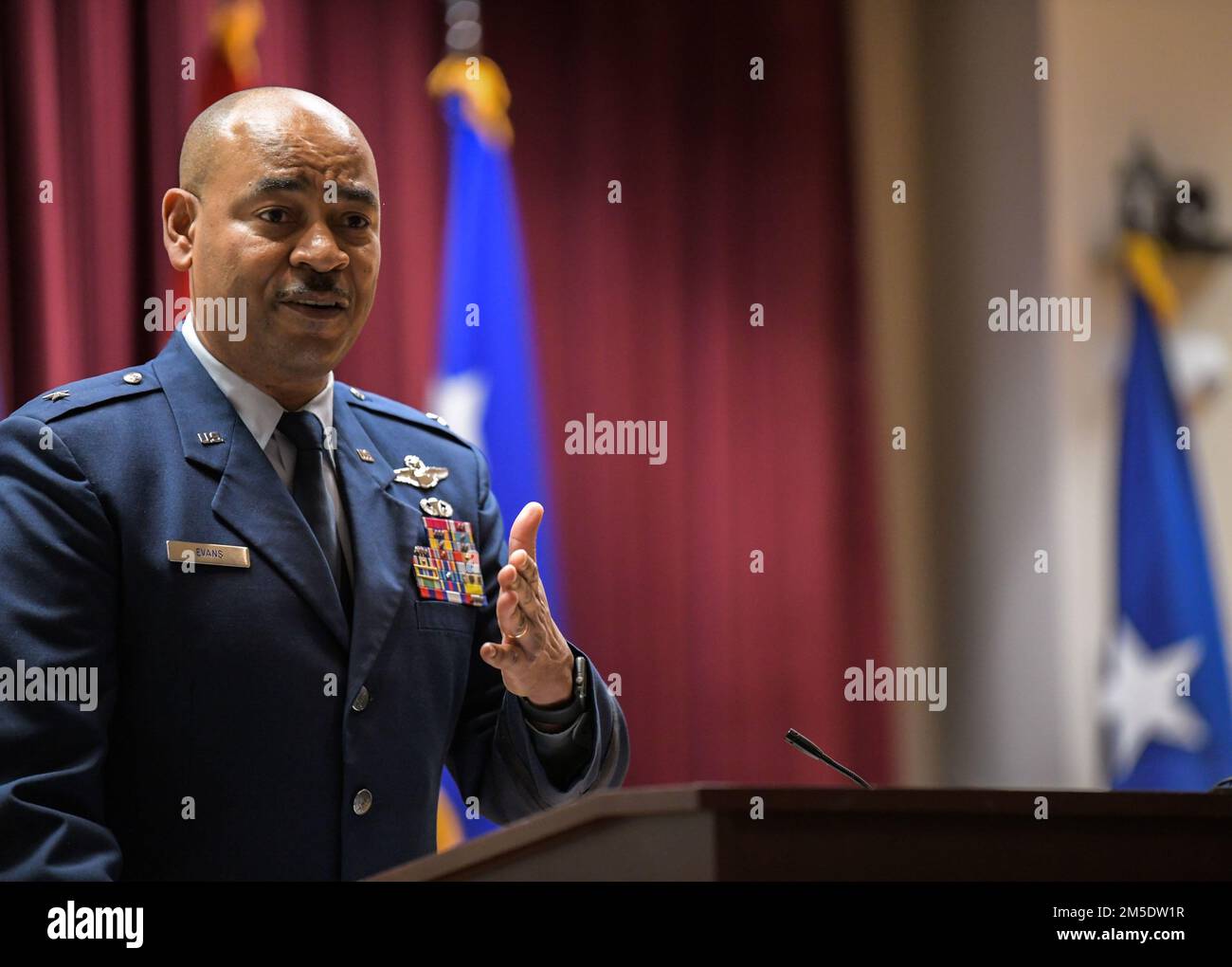 Brigg. General Edward H. Evans, Jr., Stabschef der Mississippi Air National Guard, und das erste Mitglied der Mississippi Air National Guard, das in den Rang eines Brigadegenerals befördert wurde, spricht während seiner Beförderungszeremonie im Hauptquartier der Mississippi National Guard Joint Force, Jackson, Mississippi, 5. März 2022. Stockfoto