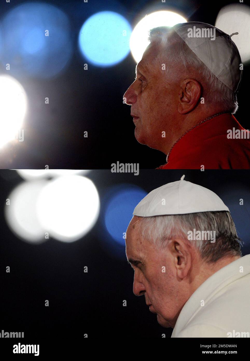 Eine Kombination von Fotos zeigt Papst Benedikt XVI (hoch) am 14. April 2006 und Papst Franziskus am 29. März 2013 während der Prozession der Via Crucis im Kolosseum in Rom, Italien . Vor einem Jahr trat Benedict XVI zurück und Francis wurde zum Papst gewählt (am 13. März 2013), was den Beginn einer beispiellosen Kohabitation markiert: Ein pensionierter Pontifex, der neben einem regierenden Pontifex lebt. - Papst Franziskus hat Gebete für den ehemaligen Papst Benedikt XVI. Eingeholt. Er sagt, er sei sehr krank. Francis hat am Mittwoch, den 28. Dezember 2022, am Ende seiner allgemeinen Audienz den Überraschungsappell abgegeben. Der Vatikan sagte später die Gesundheit von Stockfoto