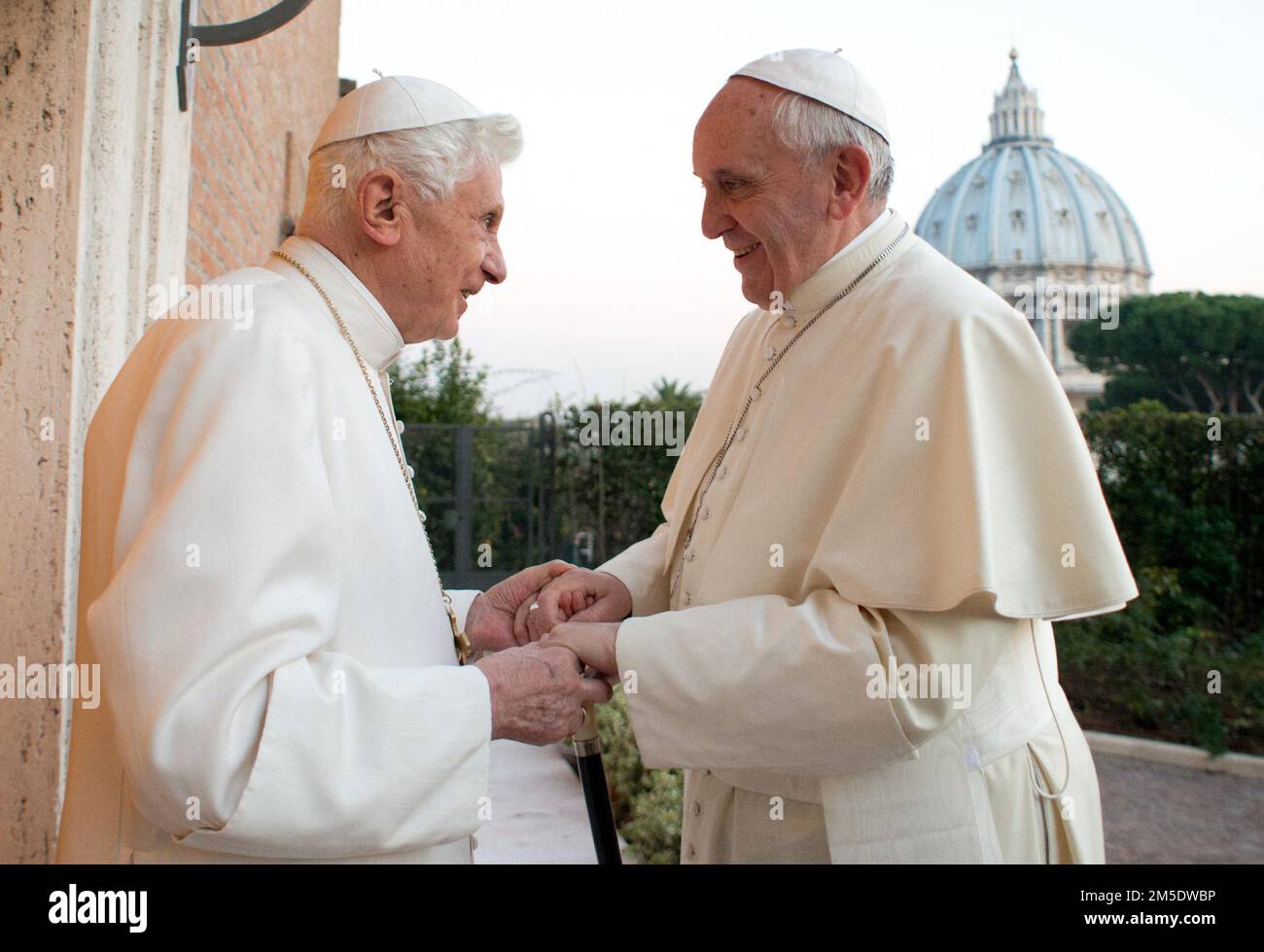 Papst Franziskus tauscht am 23. Dezember 2013 im Kloster Hook Ecclesiae, seiner neuen Residenz, in der Vatikanstadt Weihnachtsgrüße mit dem ehemaligen Papst Benedikt XVI. Aus. Vor einem Jahr trat Benedict XVI zurück und Francis wurde zum Papst gewählt (am 13. März 2013), was den Beginn einer beispiellosen Kohabitation markiert: Ein pensionierter Pontifex, der neben einem regierenden Pontifex lebt. - Papst Franziskus hat Gebete für den ehemaligen Papst Benedikt XVI. Eingeholt. Er sagt, er sei sehr krank. Francis hat am Mittwoch, den 28. Dezember 2022, am Ende seiner allgemeinen Audienz den Überraschungsappell abgegeben. Der Vatikan sagte später die Gesundheit des Papstes emeri Stockfoto
