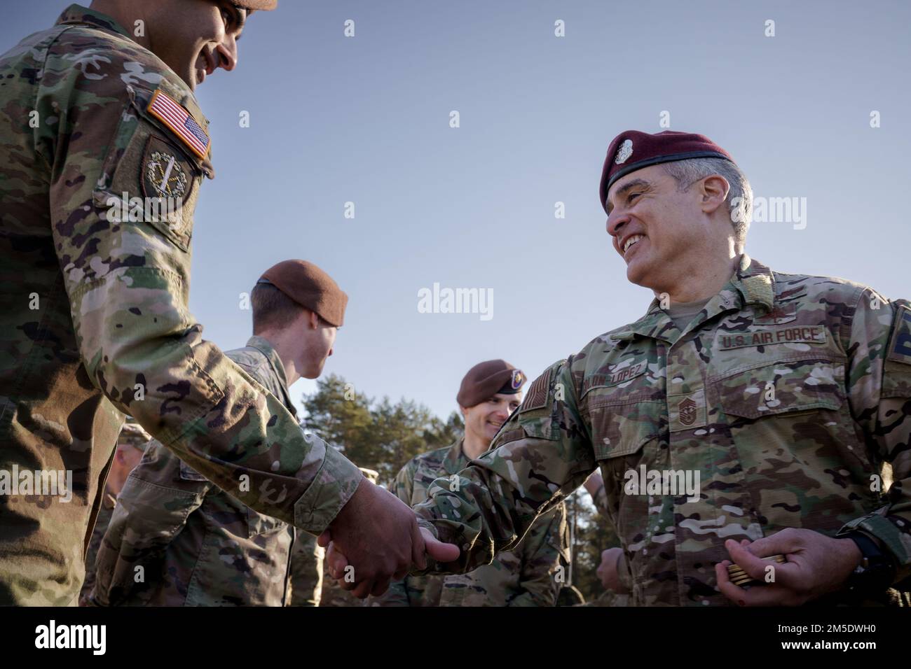 Ramón „CZ“ Colón-López belohnt eine Münze an eine US-amerikanische Soldat der Armee in Camp Adazi, Lettland, 5. März 2022. General Milley, der ranghöchste US-Militärführer, wurde von einem US-Botschafter in Lettland begleitet, John Carwile, dem lettischen Oberleutnant General Leonīds Kalniņš, dem Generalstabschef der Verteidigung, und General Christopher G. Cavoli, dem Befehlshaber des US-Generalstabs Armee Europa und Afrika, für den Besuch. General Milley sagte, dass die jüngsten US-Truppeneinsätze unser Engagement für die NATO zeigen, und sagte den Soldaten, dass ihre Mission darin besteht, NATO-Territorium gegen jede agg zu verteidigen Stockfoto