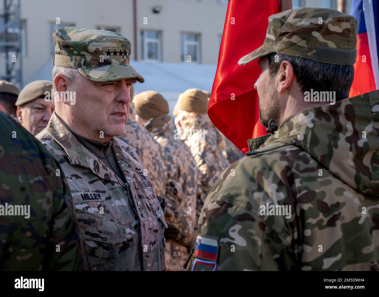 USA Generalarmee Mark A. Milley, Vorsitzender des Stabschefs, belohnt eine Münze an einen slowenischen Soldaten in Camp Adazi, Lettland, 5. März 2022. General Milley, der ranghöchste US-Militärführer, wurde von einem US-Botschafter in Lettland begleitet, John Carwile, dem lettischen Oberleutnant General Leonīds Kalniņš, dem Generalstabschef der Verteidigung, und General Christopher G. Cavoli, dem Befehlshaber des US-Generalstabs Armee Europa und Afrika, für einen Besuch. General Milley sagte, dass die jüngsten US-Truppeneinsätze unser Engagement für die NATO zeigen und dass ihre Mission darin besteht, Seite an Seite zu stehen, um NATO-Territorium gegen zu verteidigen Stockfoto