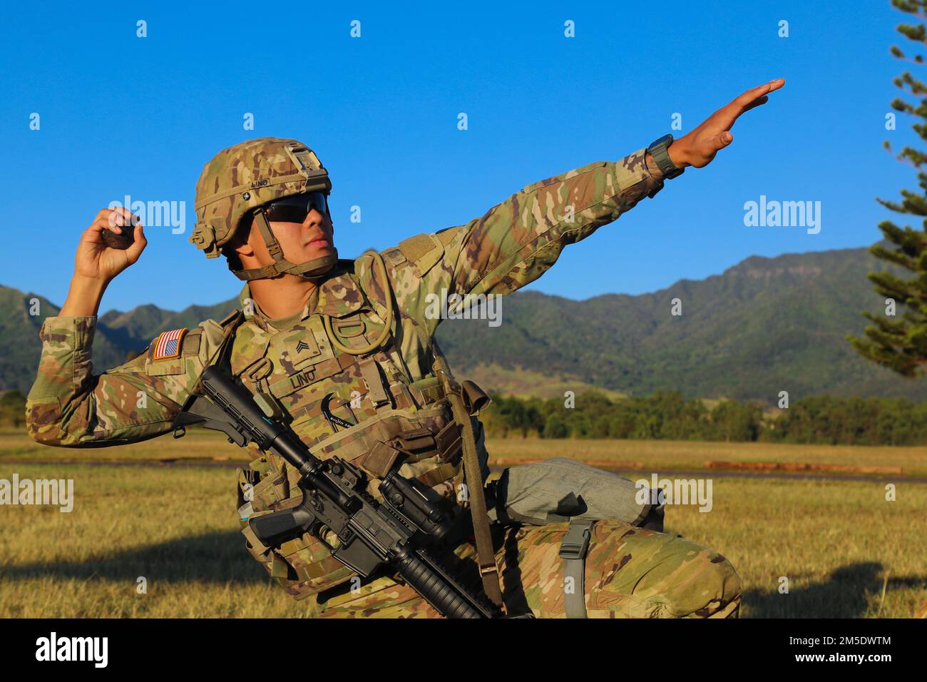 Soldat der hawaiianischen Nationalgarde (HIARNG), Sergeant Fred M. Lino Jr., ein Kleinwaffen- und Artilleriegeschützer, zugewiesen an Echo Truppe, Forward Support Company (FSC), 227. Brigade Engineer Battalion (BEB), simuliert das Werfen einer Granate in Area X, Schofield Barracks, Hawaii, 6. März 2022. Granatenwerfen war das mysteriöse Ereignis bei der „Expert Soldier Badge“-Aufgabe (ESB) für den jährlichen „Best Warrior Competition“ (BWC). Stockfoto