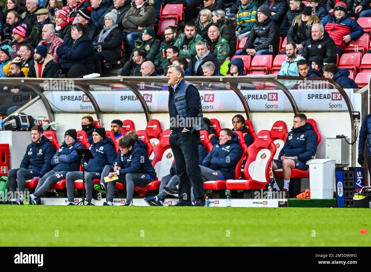 Tony Mowbray, AFC-Manager bei Sunderland, ruft seinem Team Anweisungen gegen Blackburn Rovers in der EFL-Meisterschaft. Stockfoto