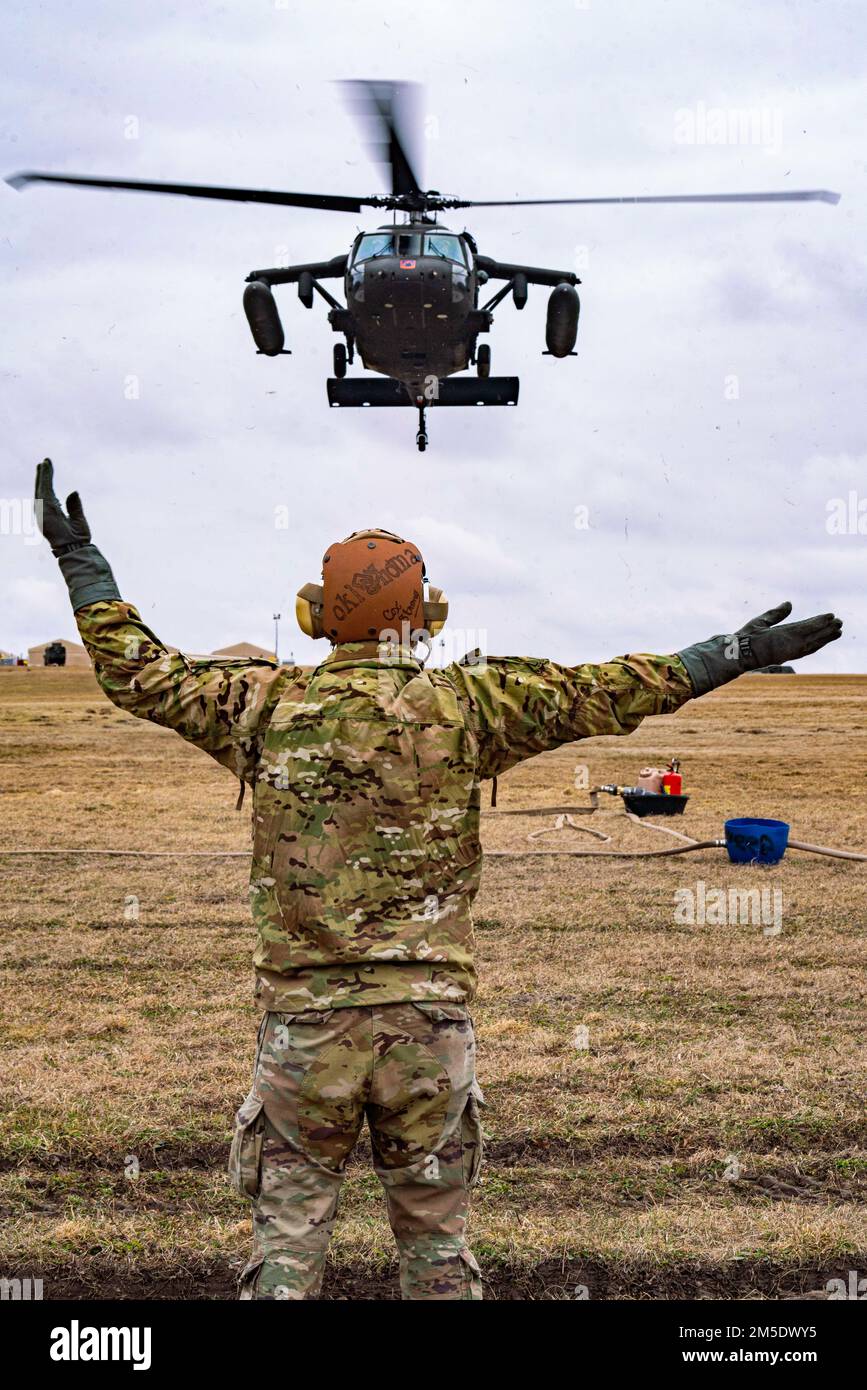 USA Ein Soldat führt einen UH-60 Black Hawk Helikopter, um an einem Tankpunkt in Zamość, Polen, am 5. März 2022 aufzutanken. Tausende Soldaten, die dem 18. Luftkorps zugeteilt sind, sind in ganz Europa stationiert, wo wir mit unseren Alliierten solidarisch sind. Stockfoto