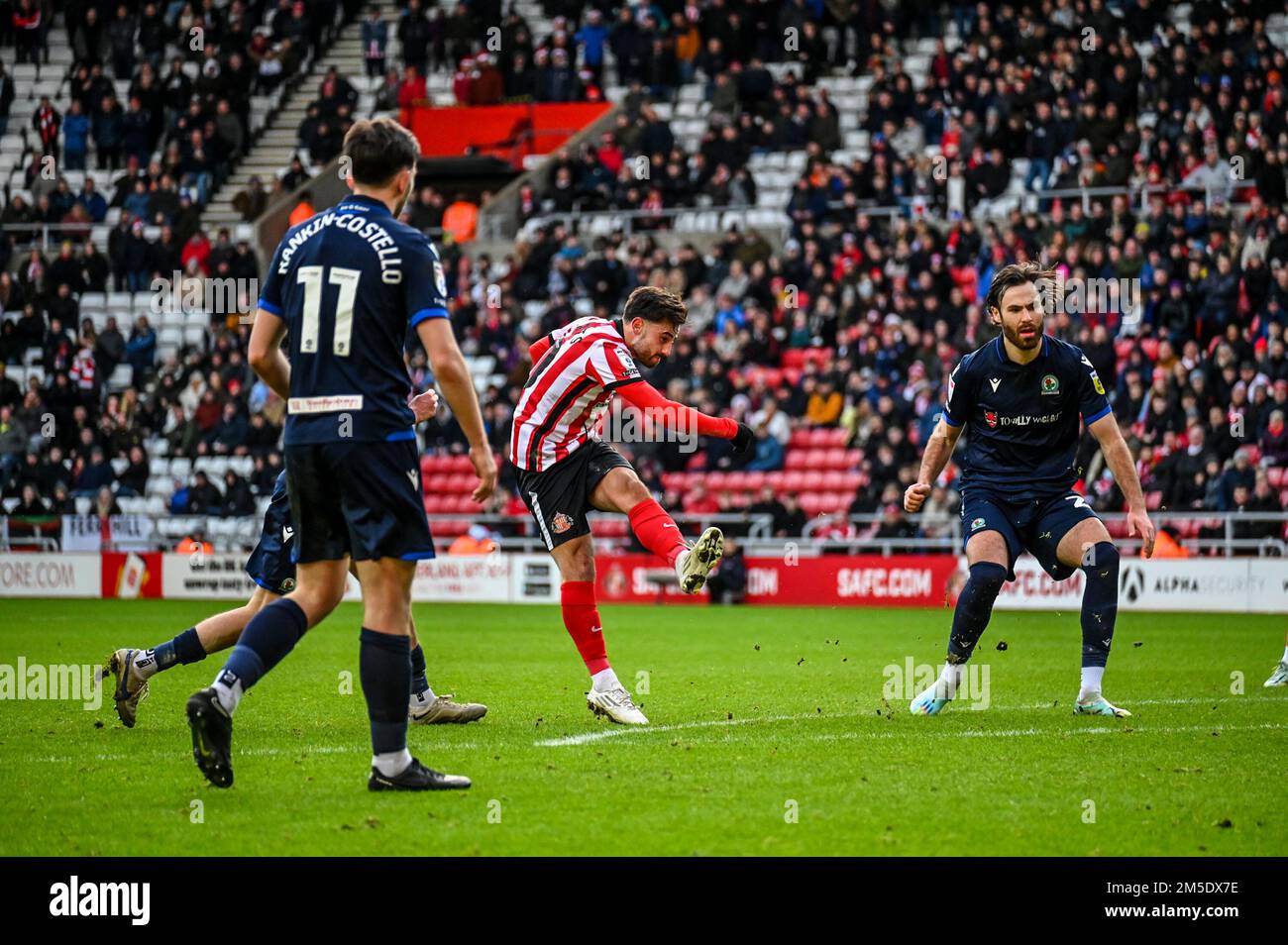 Patrick Roberts, AFC-Forward von Sunderland, schießt bei der EFL-Meisterschaft auf das Tor der Blackburn Rover. Stockfoto