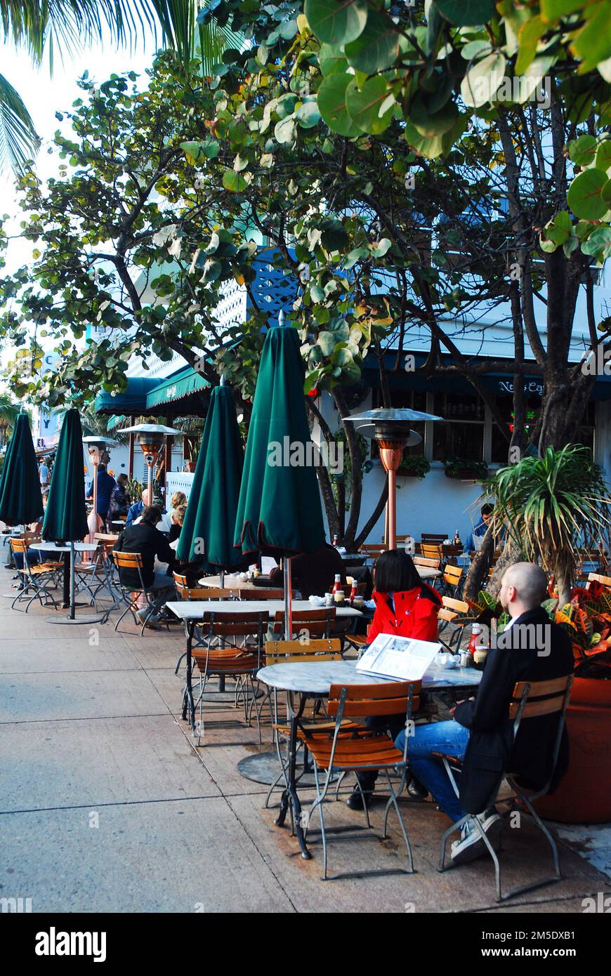 Speisen im Freien im News Café in Miami Beach Stockfoto