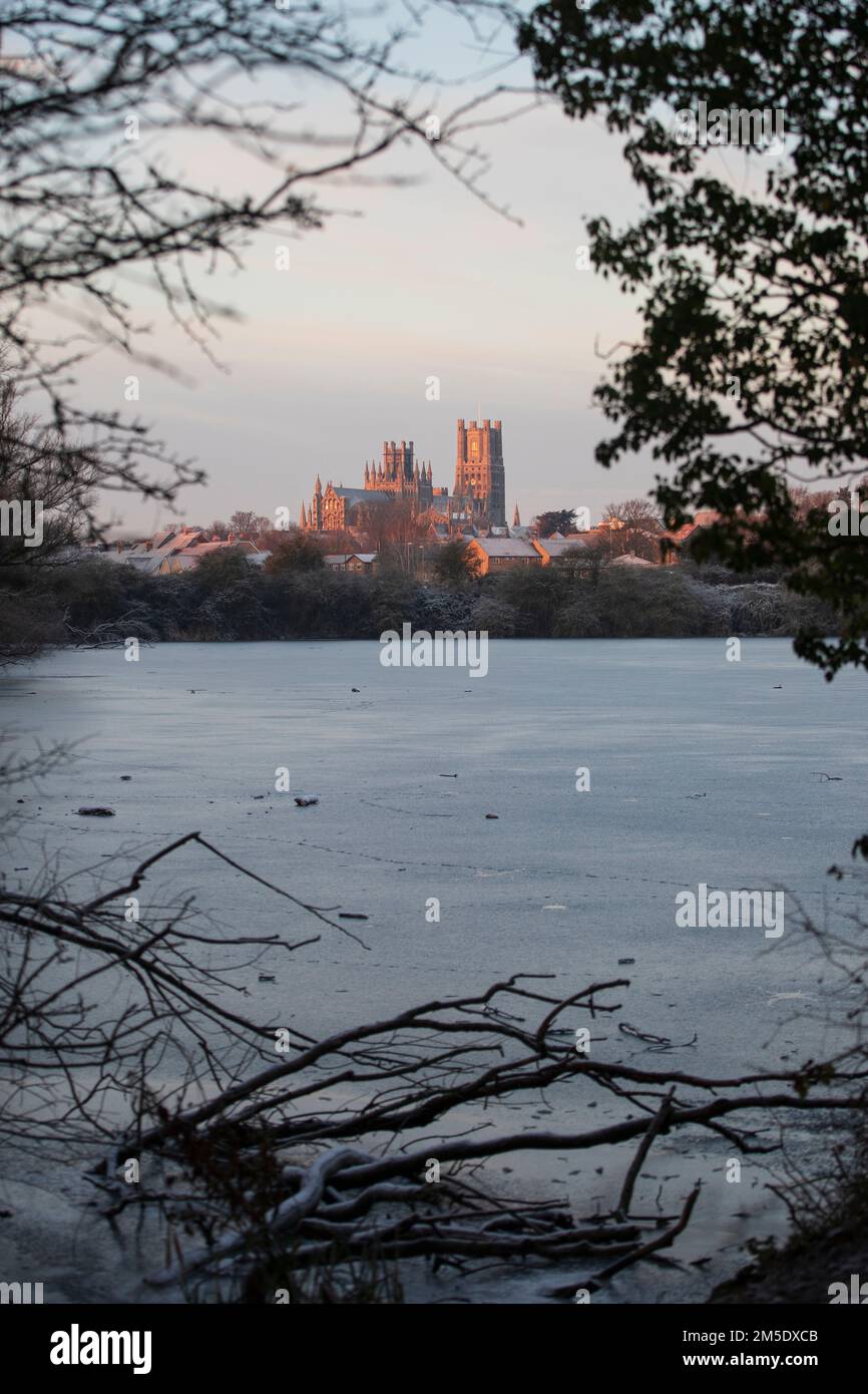Ely Cathedral and a Frozen Roswell Pits, on a cold frosty morning, Ely, Cambridgeshire, England, Dezember 2022 Stockfoto