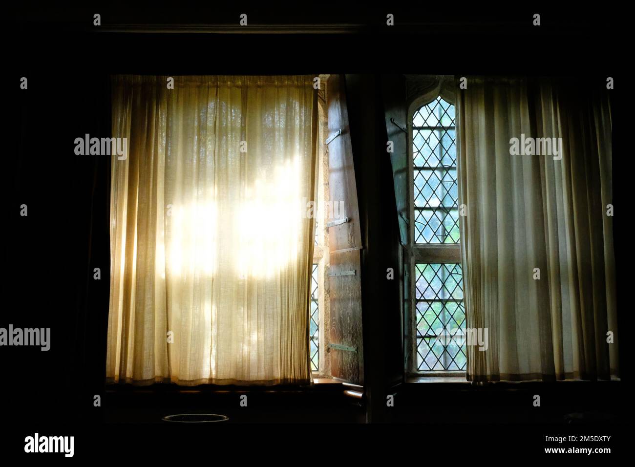 Die Sonne scheint durch ein mittelalterliches Fenster - John Gollop Stockfoto