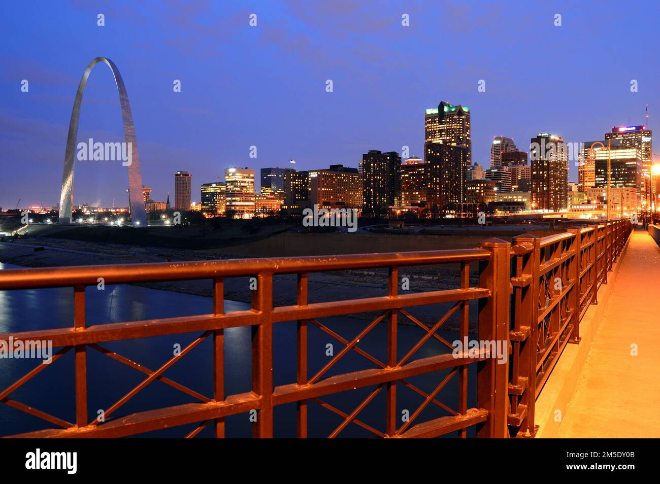 Die Skyline von St. Louis bei Nacht, von der EADS Bridge aus gesehen, ist der Gateway Arch Stockfoto
