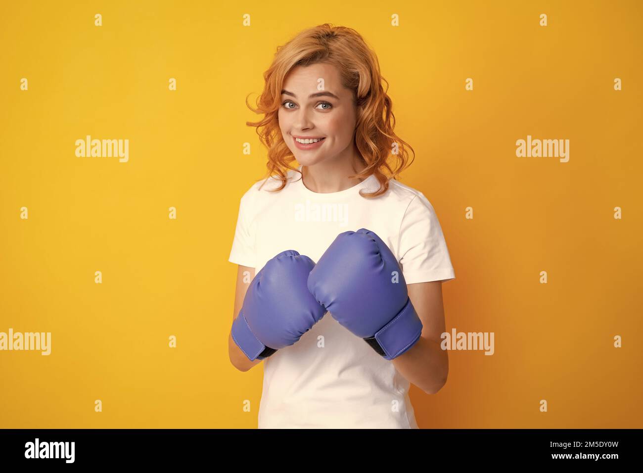Frau in Boxhandschuhen. Gewinnerin, Erfolgskonzept, isoliert auf gelbem Hintergrund. Stockfoto