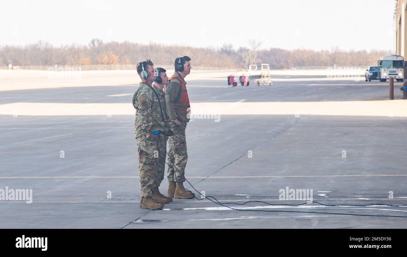 Von links bereiten sich Senior Airman Kyle Wilson, Staff Sgt. Samuel Baer, und Senior Airman Evan Goade, 131. Aircraft Maintenance Squadron Crew Chiefs, auf den Start eines B-2 Spirit Tarnbombers vor, 6. März 2022, auf dem Whiteman Air Force Base, Missouri. Die Crew-Chefs der Air National Guard wie diese sind von entscheidender Bedeutung, um sicherzustellen, dass die B-2-Mission jederzeit und überall zuverlässig globale Angriffsmöglichkeiten bieten kann. Stockfoto