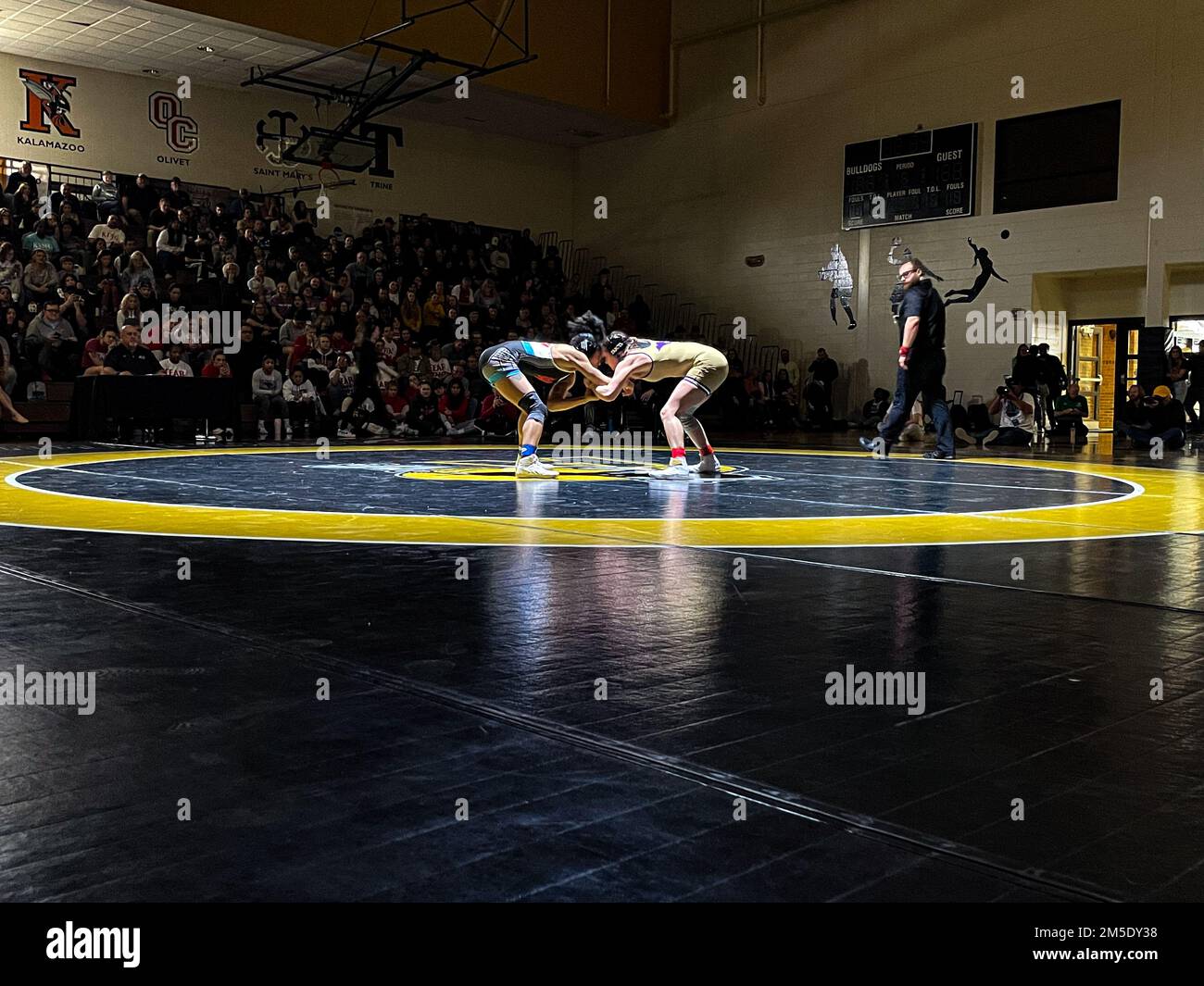 Sportstudenten treten am 05. März 2022 bei den National Collegiate Women's Wrestling Championships am Adrian College in Adrian, Michigan, im Finale an. Das United States Marine Corps und die NCAA haben sich zusammengetan, um die National Collegiate Women’s Wrestling Championship auszurichten, um gute Beziehungen zu den Colleges aufzubauen und den Weg für junge potenzielle künftige Offiziere des United States Marine Corps zu ebnen. (United States Marine Corps Foto von CPL. Cheng Chang) Stockfoto