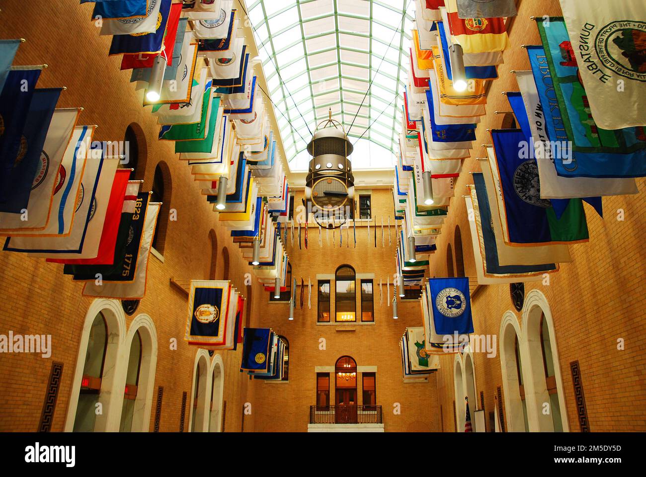 Die Hall of Flags mit den Bannern aller Städte des Bundesstaats, Massachusetts State House Stockfoto