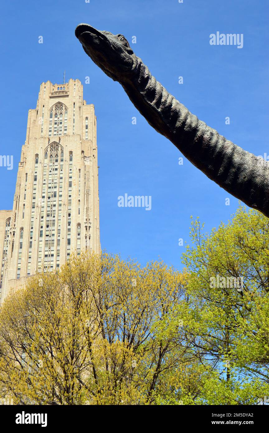 Eine Skulptur von Dippy der Dinosaurier ragt über der University of Pittsburgh vor dem Carnegie Museum of Natural History Stockfoto