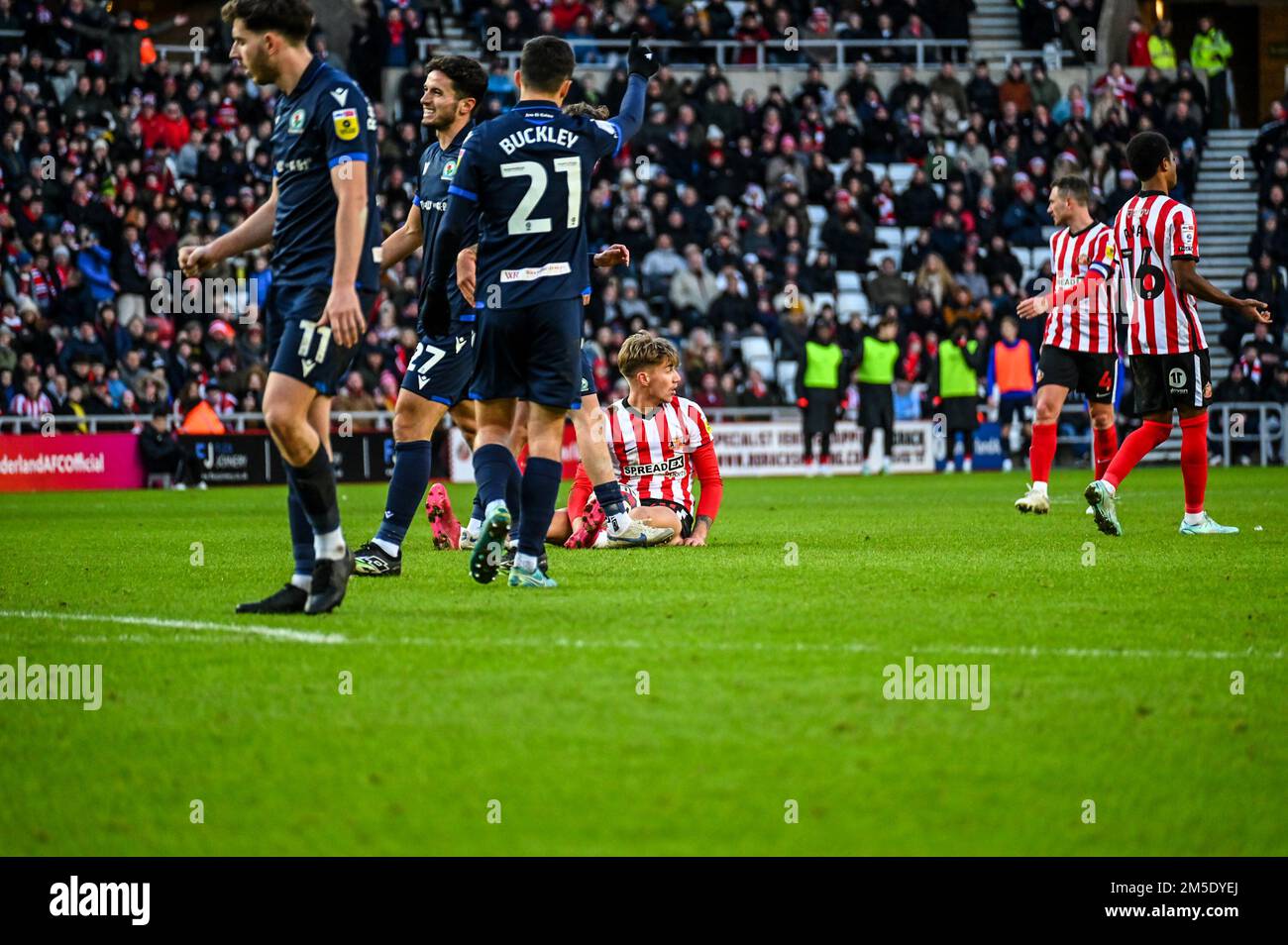 Sunderland AFC Forward Jack Clarke ruft wegen eines Foul gegen Blackburn Rover in der EFL-Meisterschaft auf. Stockfoto