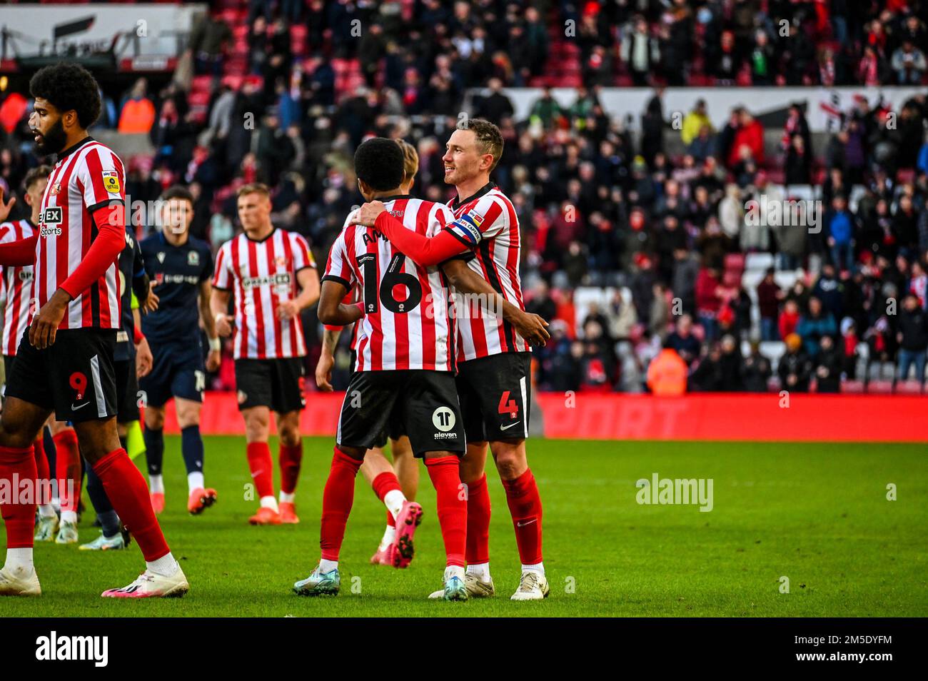 Sunderland AFC Captain Corry Evans begrüßt Amad Diallo nach der EFL-Meisterschaft, die Blackburn Rover gewinnt. Stockfoto