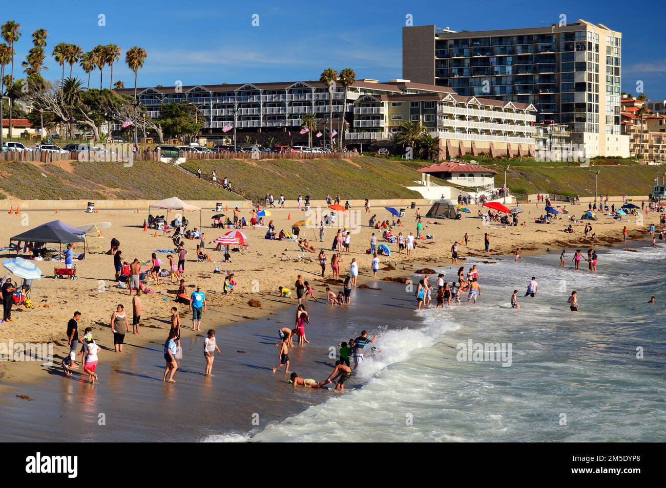 Ein sonniger Tag bringt die Menge am Redondo Beach, Kalifornien, zum Vorschein Stockfoto