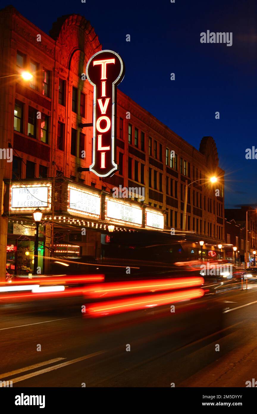 Das Markusfeld des Tivoli Theaters im Blueberry Hill Viertel von St. Louis ist bei Nacht beleuchtet Stockfoto