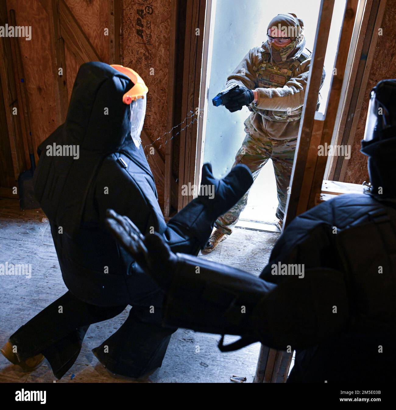 Senior Airman Christopher Buffa, Mitglied der Sicherheitskräfte im 109. Airlift Wing, erschießt einen Taser auf Staff Sergeant Derek Reid, ebenfalls Mitglied der Sicherheitskräfte, während einer Übung am 5. März 2022 in Scotia, NY. Reid trägt einen Schutzanzug, der ihn vor dem Taser schützt. Stockfoto