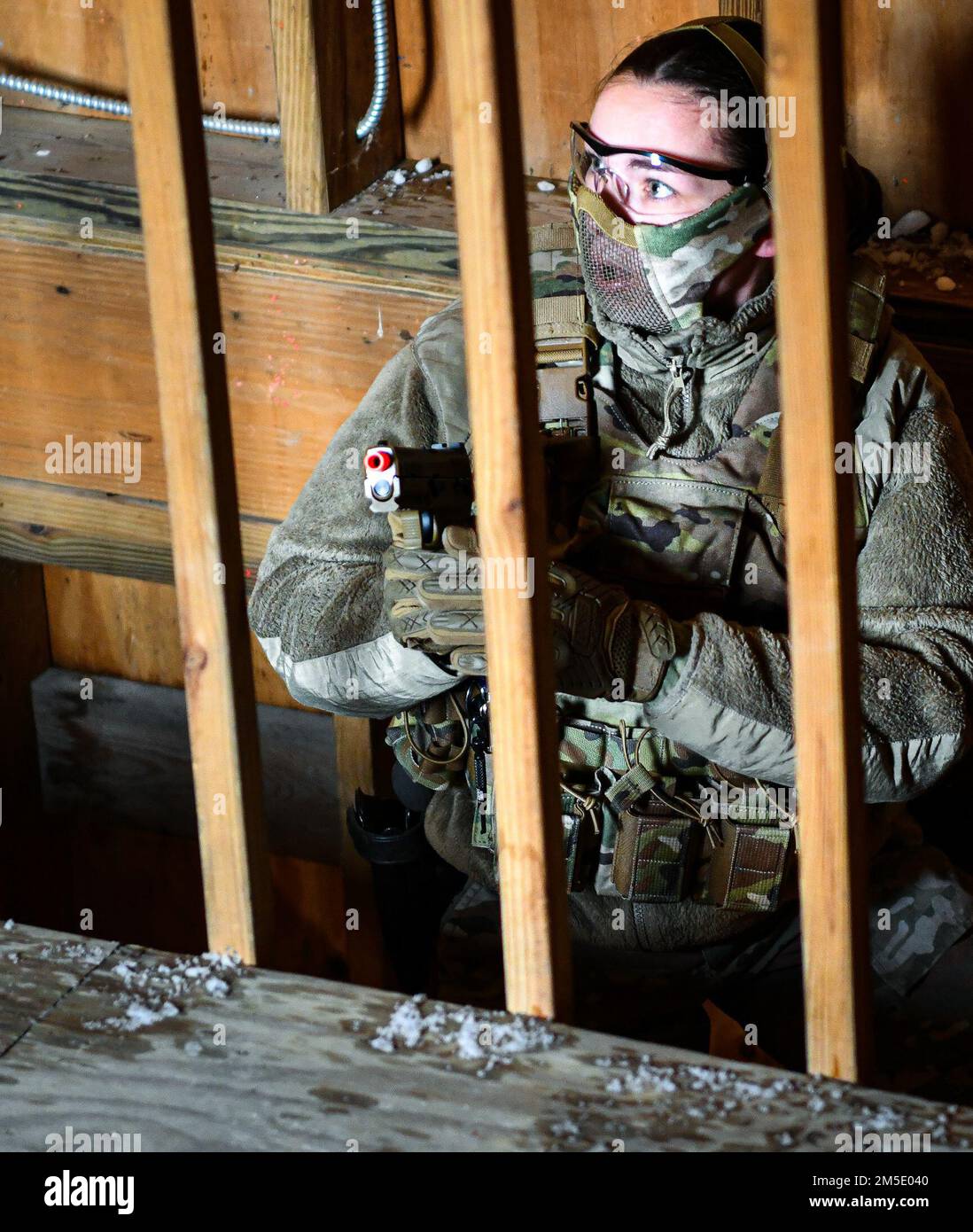 Airman 1. Class Savannah Mason, ein Sicherheitsmitglied des 109. Airlift Wing, verwendet eine Luftpistole während einer Übung am 5. März 2022, Scotia, NY. Während dieser Übung reagierte Mason auf einen Anruf, der eine Auseinandersetzung mit einer Waffe meldete. Stockfoto