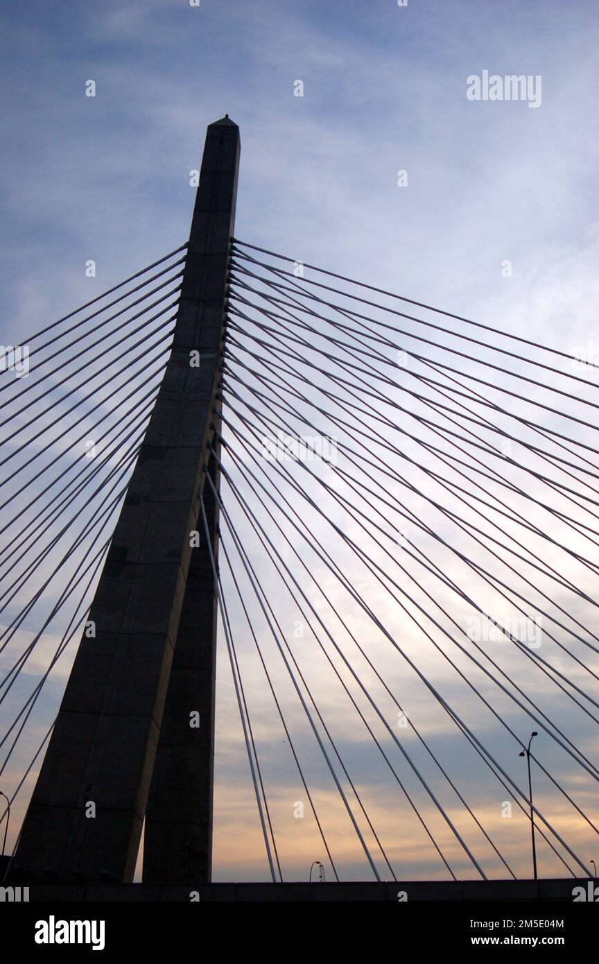 Die Zakim Bridge in Boston ist vor dem Himmel des Sonnenuntergangs verkörpert Stockfoto