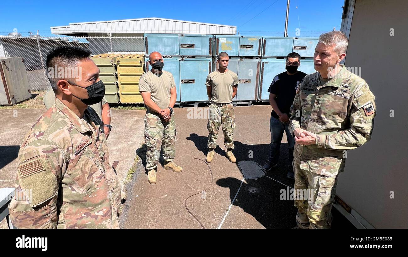 Army General Daniel Hokanson, Chief, National Guard Bureau, Besuche mit Mitgliedern der Hawaii National Guard, Maui, Hawaii, 5. März 2022. Dieses Bild wurde mit einem Mobilgerät aufgenommen. USA Armeenationalgarde (Foto von Master Sgt. Jim Greenhill) Stockfoto